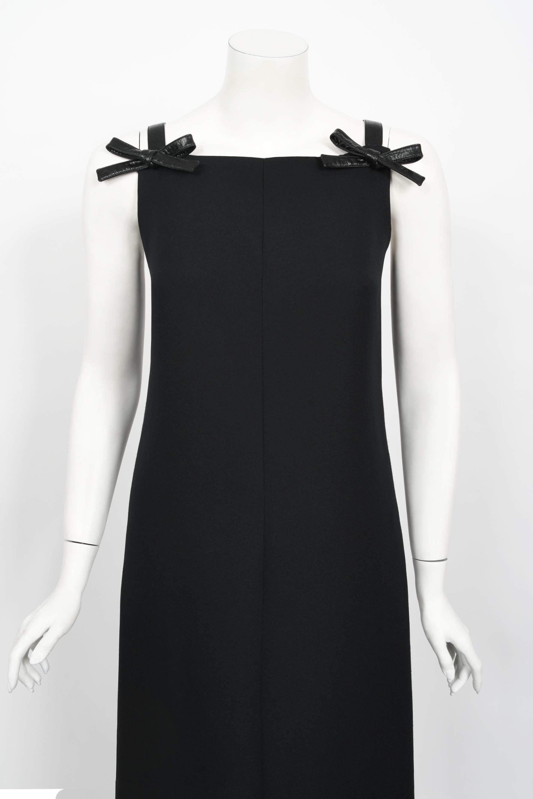 Ein ultraschickes, schwarzes, minimalistisches Kleid von André Courrèges Paris aus den späten 1960er Jahren. Andre Courreges brachte 1964 seine einzigartige Space-Age-Kollektion auf den Markt. Die Formen seiner Kleidung waren geometrisch: Quadrate,