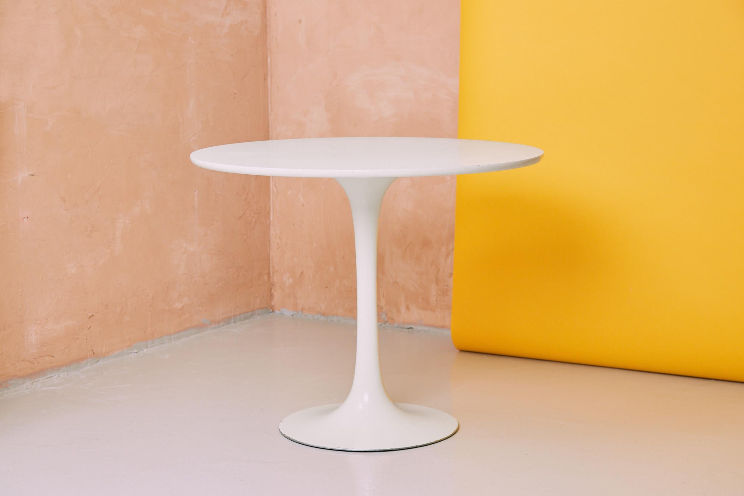 This era defining design by Maurice Burke epitomises the aesthetic of 1960s Britain, but has remained popular to this day, transcending decades of interior trends. The design is based on Eero Saarinen's Pedestal Group range of furniture produced for