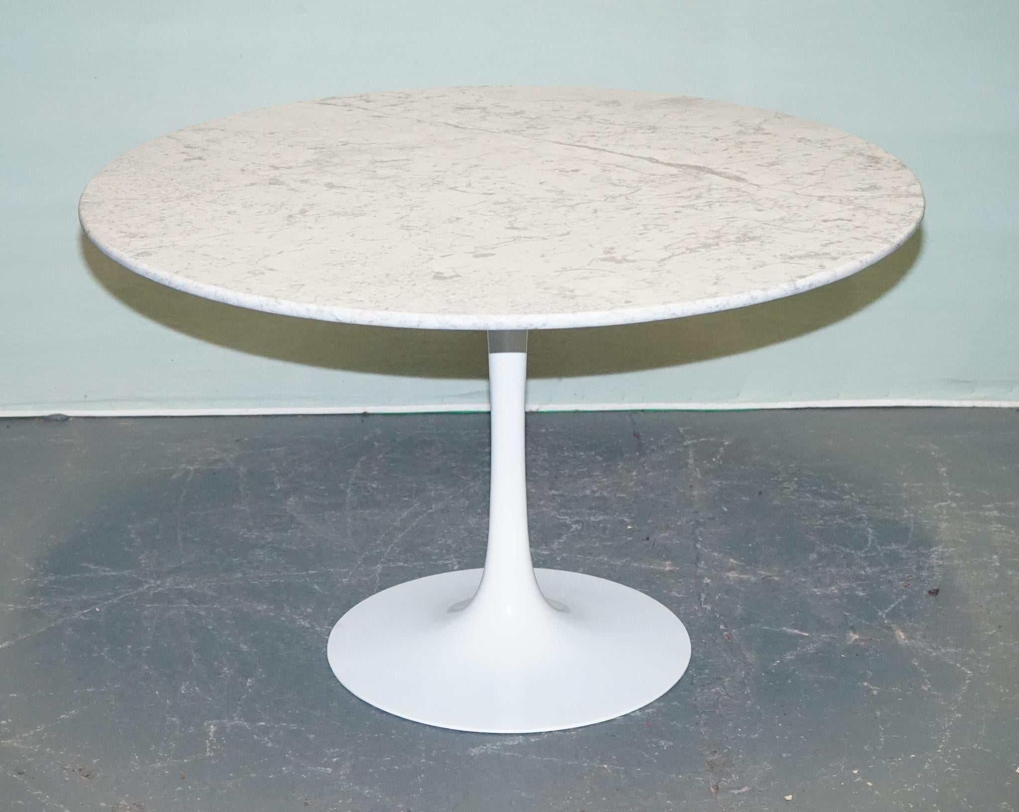 
Antiquitäten aus London



Dieser auffällige Tisch im Tulpenstil aus der Mitte des Jahrhunderts, entworfen von Maurice Burke für Arkana, vereint nahtlos organische Eleganz mit minimalistischer Form A. Die runde Platte aus Carrara-Marmor ist