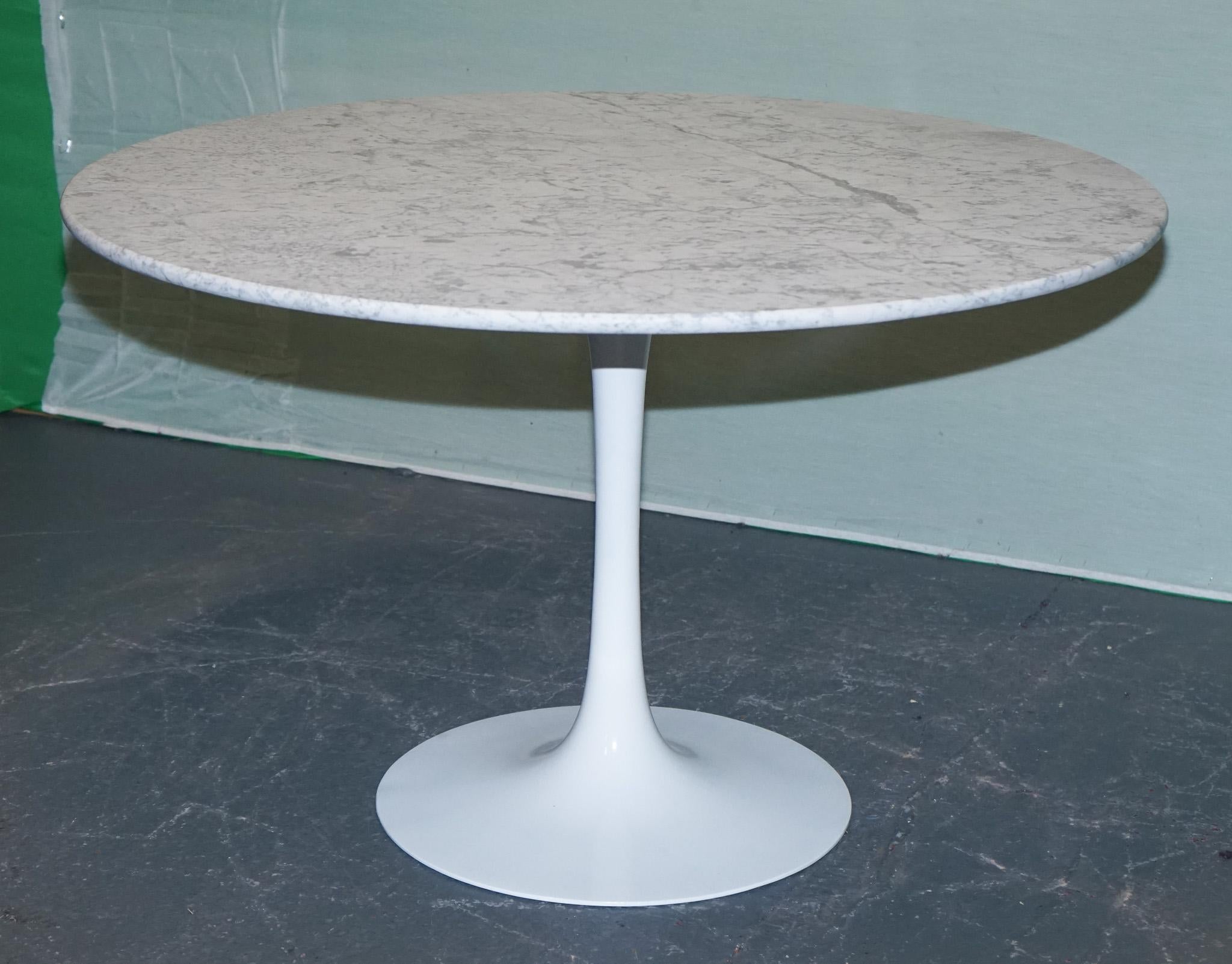 VINTAGE 1960er ARKANA TULIP Eßtisch mit Marmorplatte VON MAURICE BURKE (Britisch) im Angebot