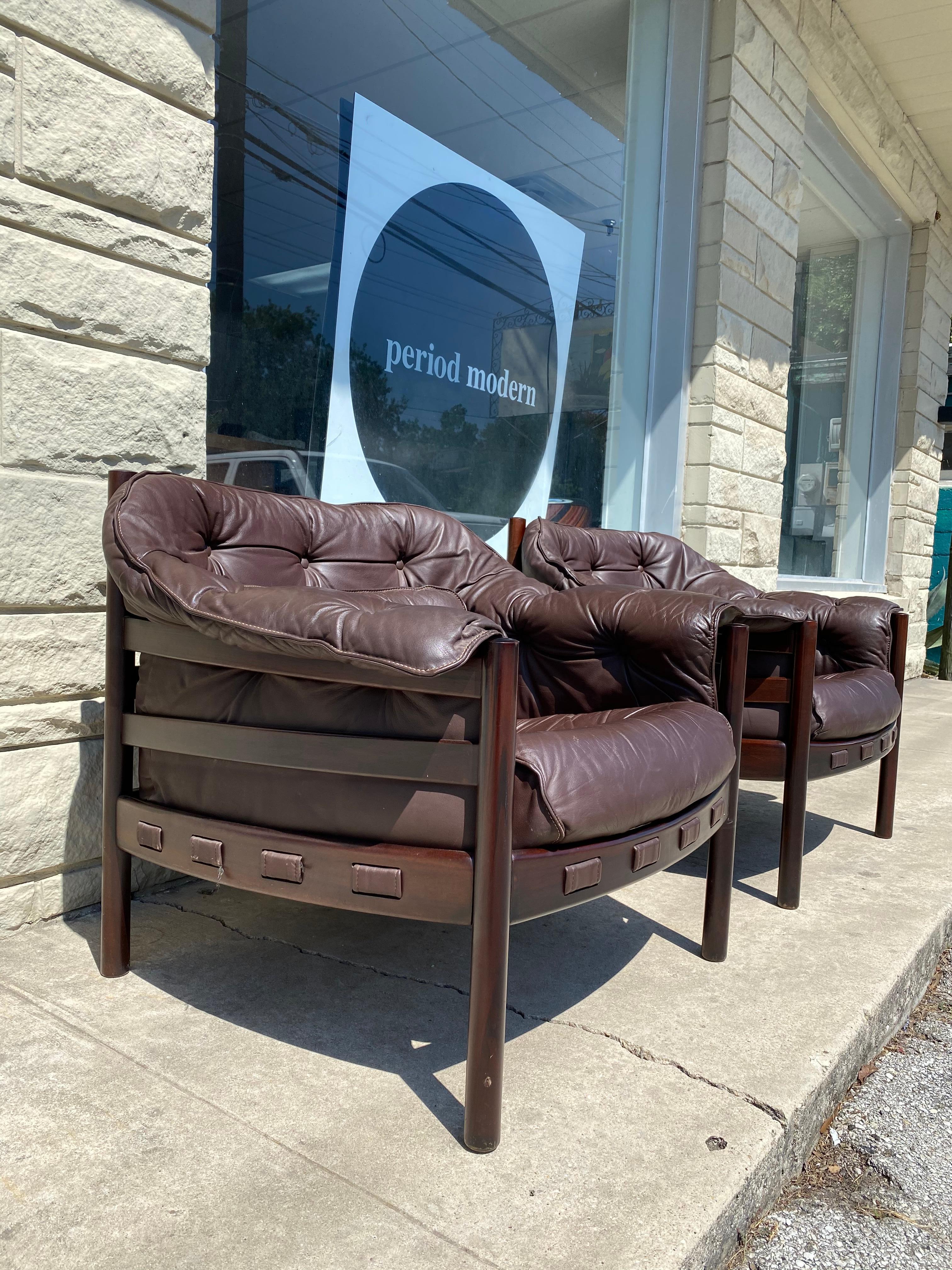 Designed by Arne Norell, this pair of lounge chairs are in overall good condition. Supple brown leather. Beautiful Jacaranda wood.
circa 1960s. Denmark.
Dimensions:
26.75