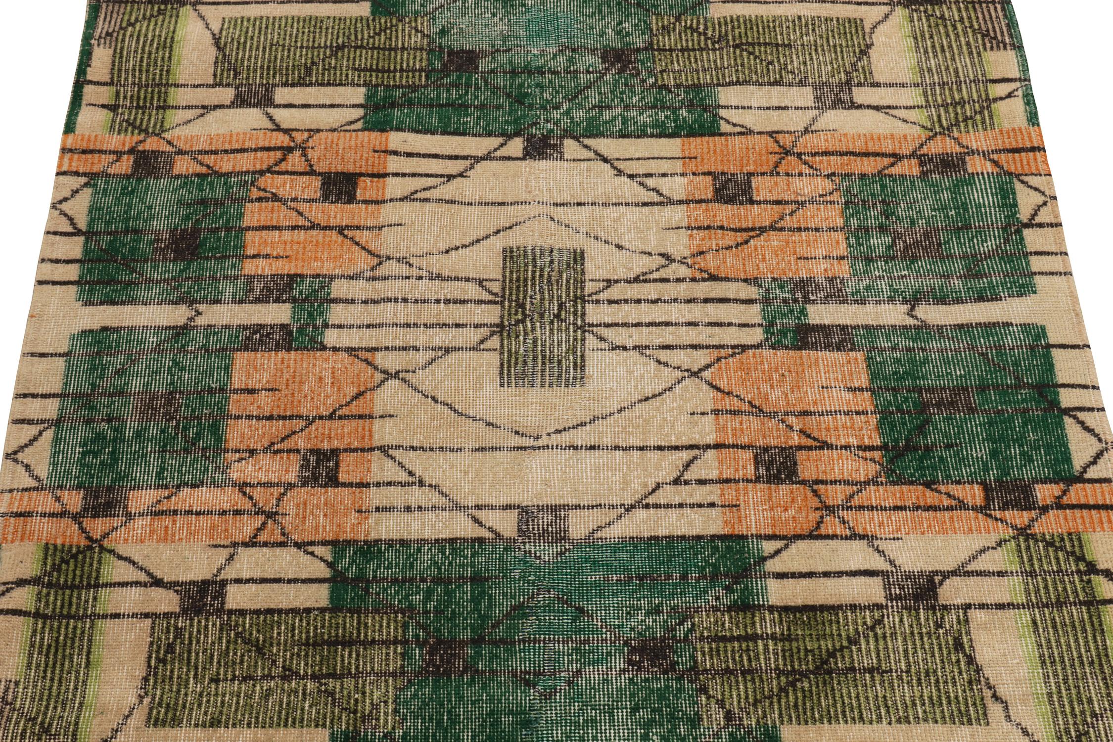 Art déco-Teppich im Vintage-Stil aus den 1960er Jahren mit geometrischem Muster in Beige und Orange von Rug & Kilim (Handgeknüpft) im Angebot