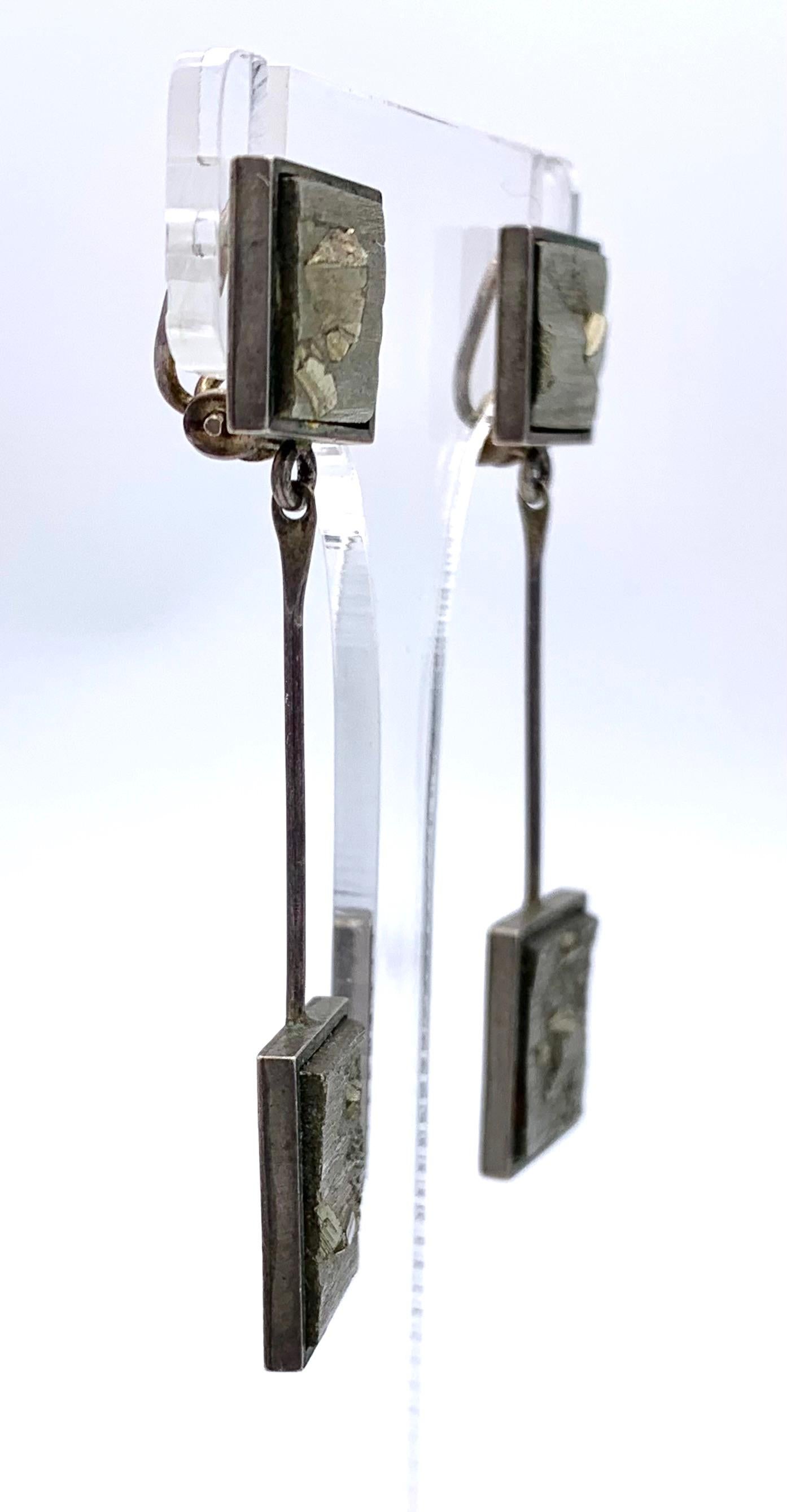 Post-War Vintage 1960's Artist WL Dangle Clip-on Earrings Silver Pyrite For Sale