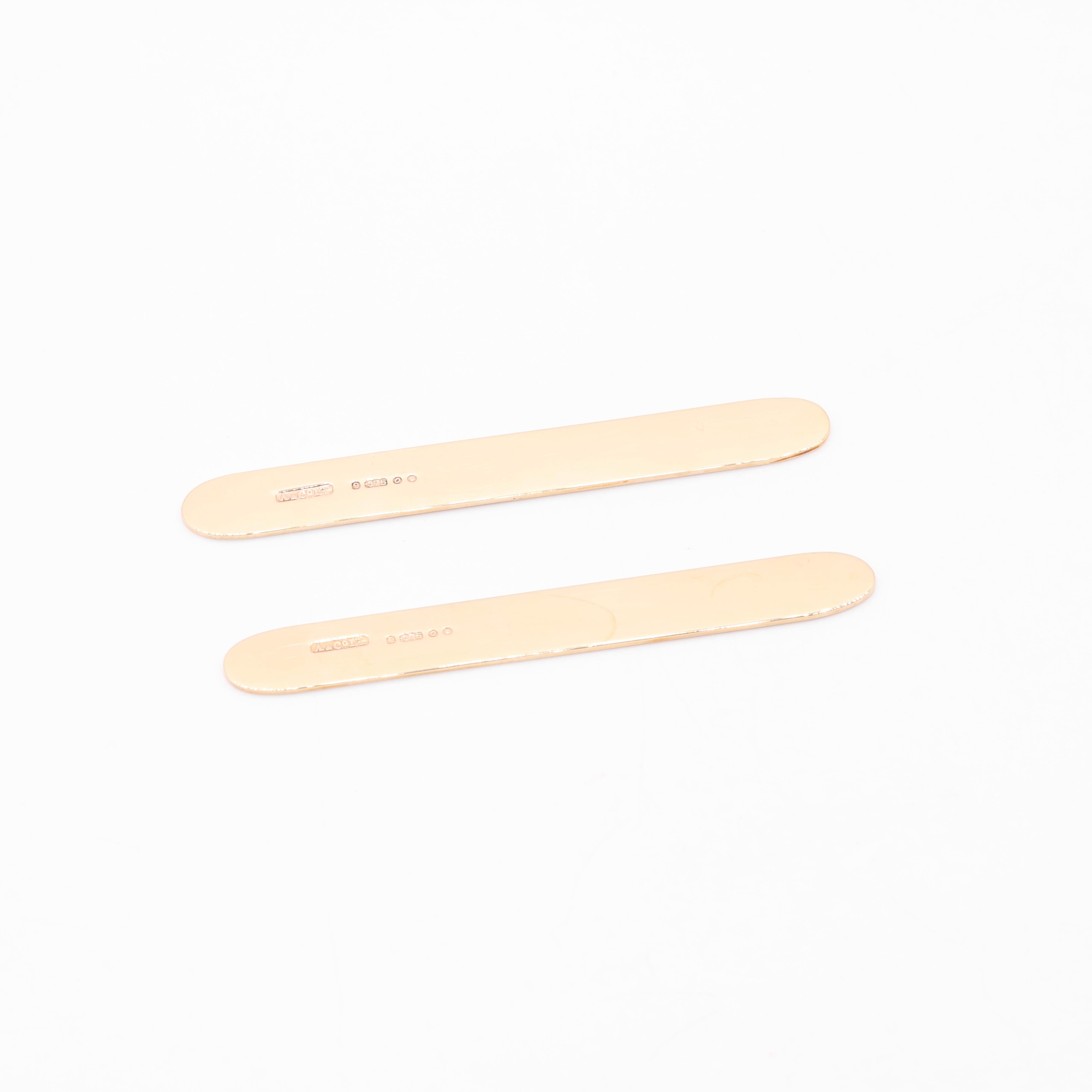 Ein Paar Kragenstäbchen aus Gelbgold, 9 Karat Gelbgold. 

Was mir an den Asprey Collar Stays aus Gelbgold gefällt, ist das schlichte, klassische Design. Was ist Ihrer? Vielleicht das Originalgehäuse? Oder seine Funktionalität? 

Diese eleganten