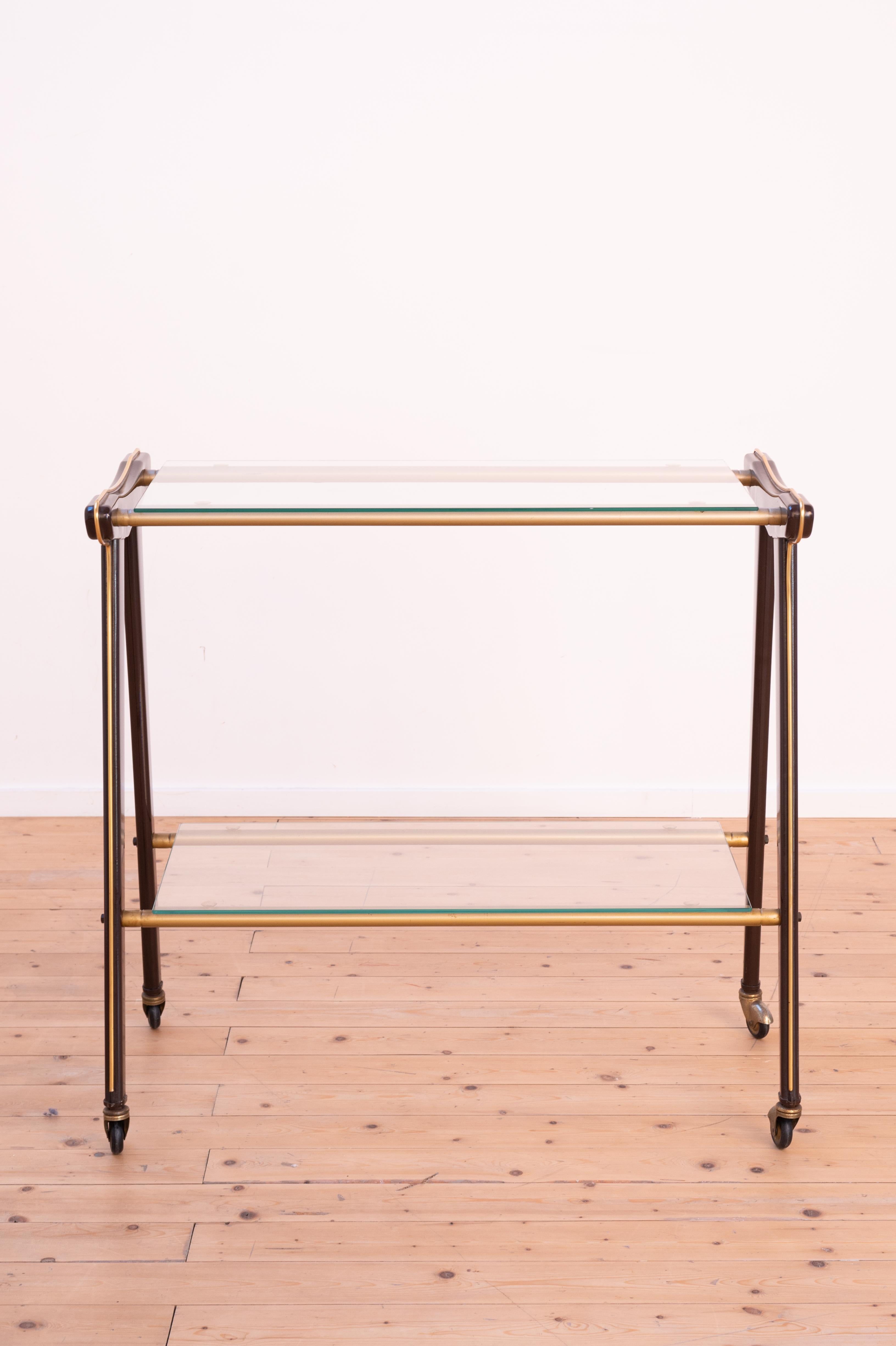 Vintage 1960s Bar Cart on Wheels, with 2 Glass Shelves and Details in Brass In Good Condition In Oostende, BE