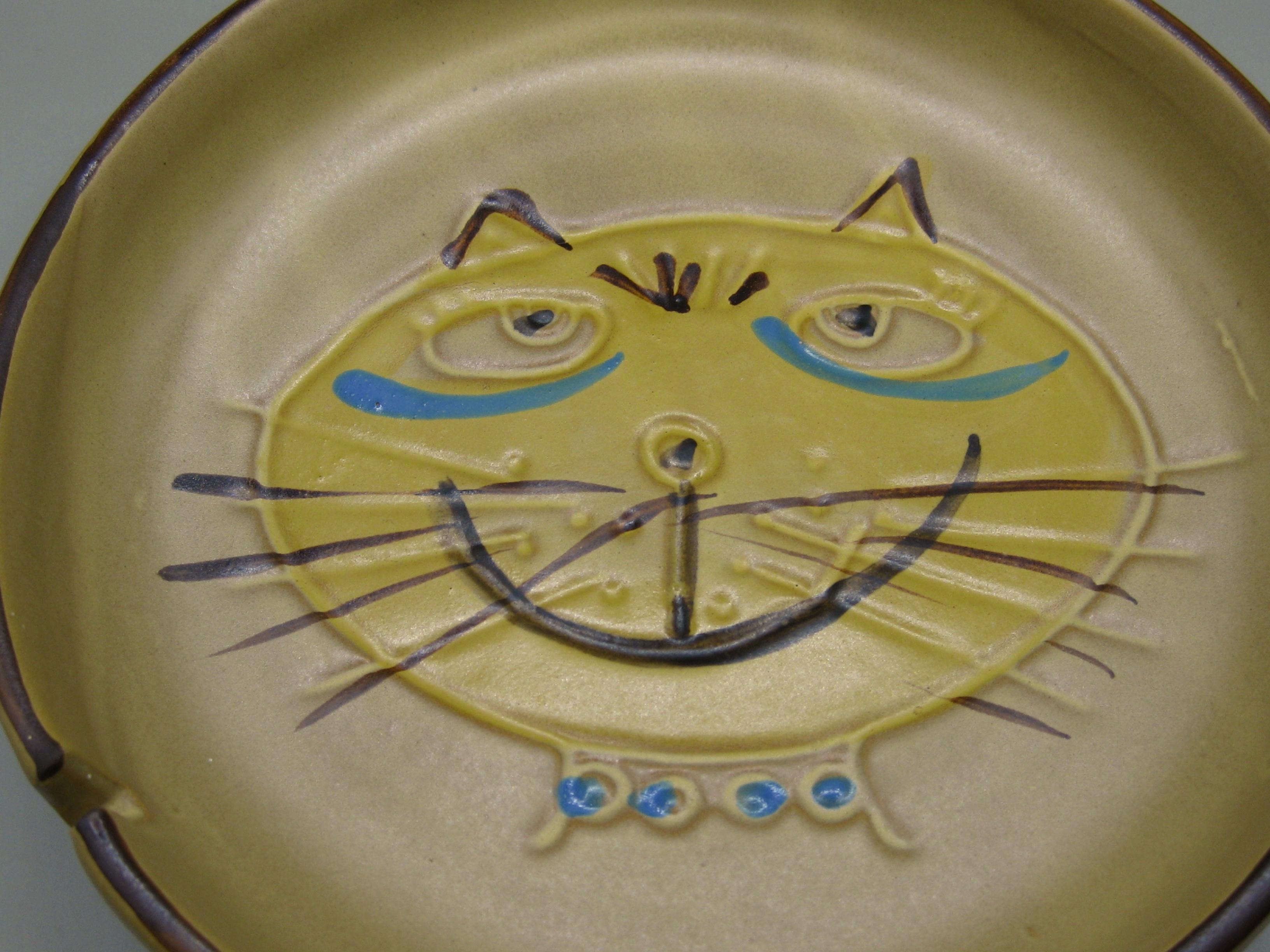 Fantastic Bennett Welsh designed for Pacific Stoneware ceramic/pottery ashtray dating from the 1960's. Wonderful cat face on the center of the ashtray. Made in the USA and appears to have never been used.  Signed on the back. In mint condition with
