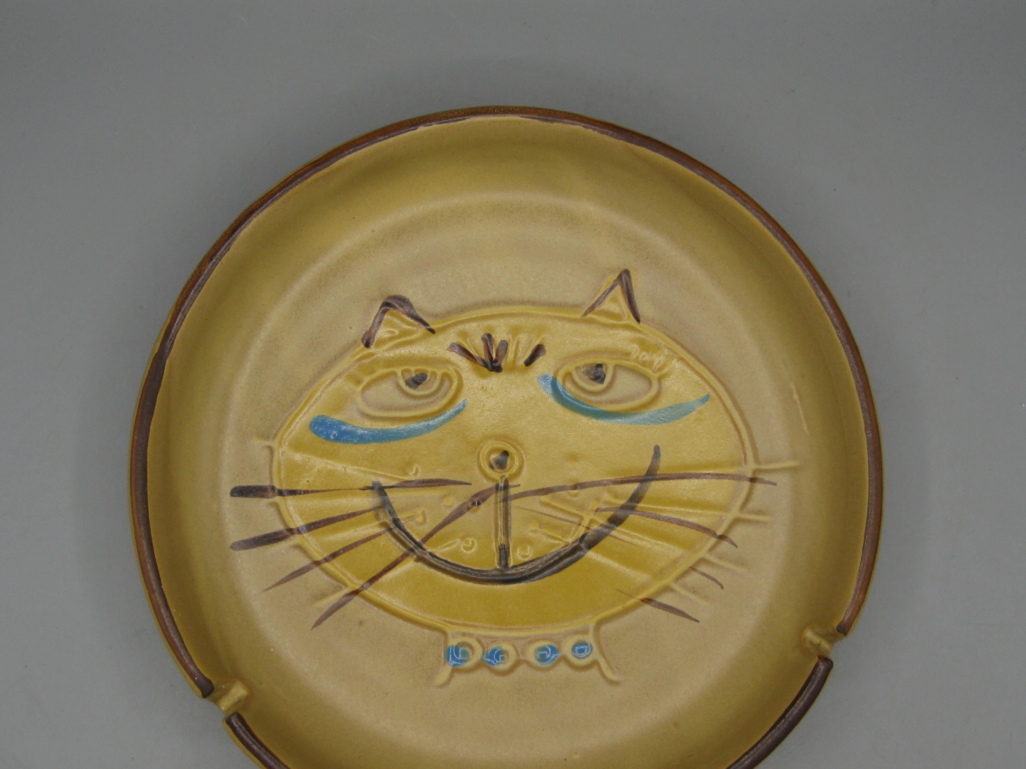 Fantastic Bennett Welsh designed for Pacific Stoneware ceramic/pottery ashtray dating from the 1960's. Wonderful cat face on the center of the ashtray. Made in the USA and appears to have never been used.  Signed on the back. In mint condition with