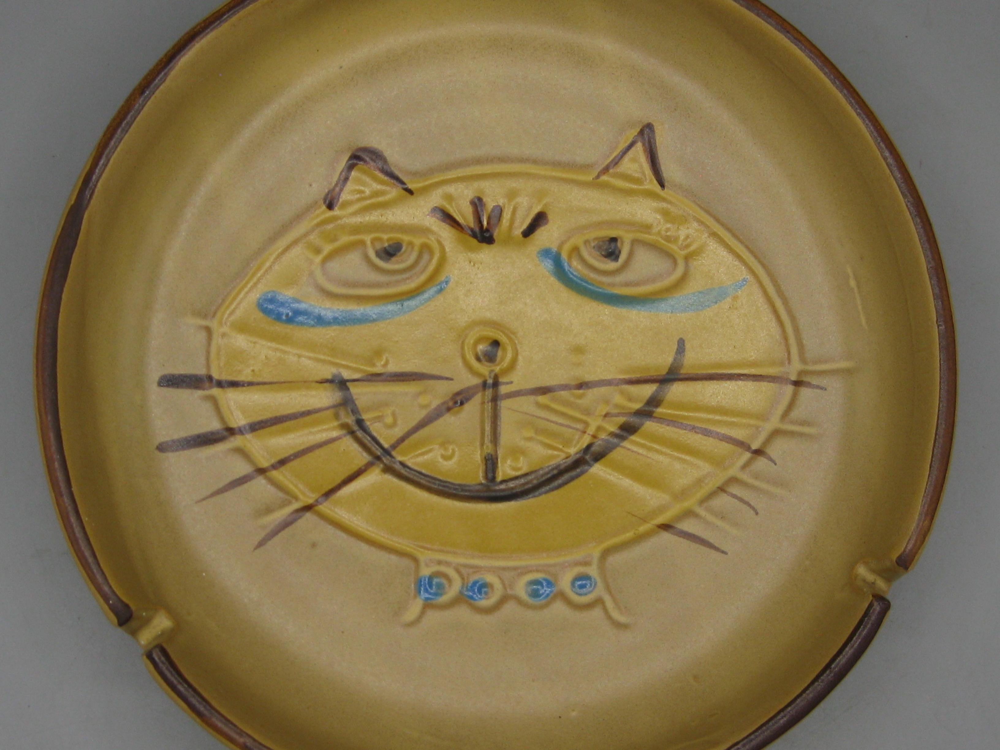 Hand-Crafted Vintage 1960's Bennett Welsh Pacific Stoneware Pottery Atomic Cat Ashtray For Sale