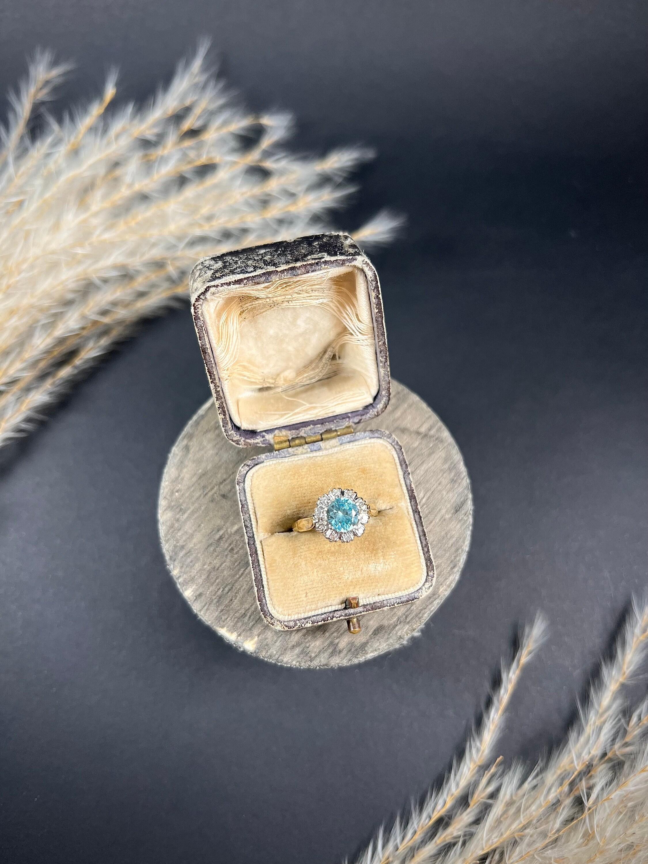 Vintage 1960’s Birmingham Hallmarked, 18ct Gold Zircon & Diamond Cluster Ring For Sale 3