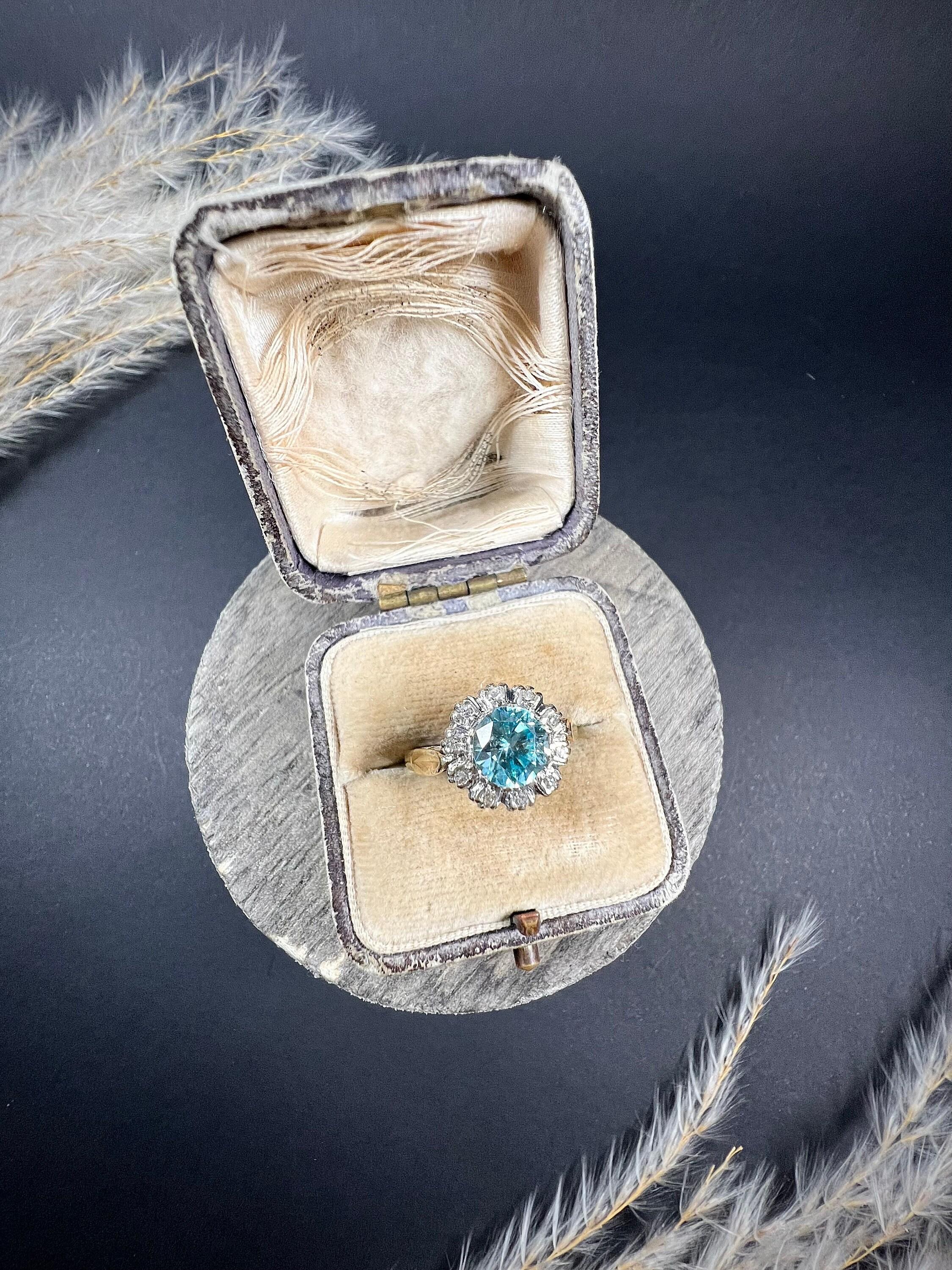 Vintage 1960’s Birmingham Hallmarked, 18ct Gold Zircon & Diamond Cluster Ring In Good Condition For Sale In Brighton, GB