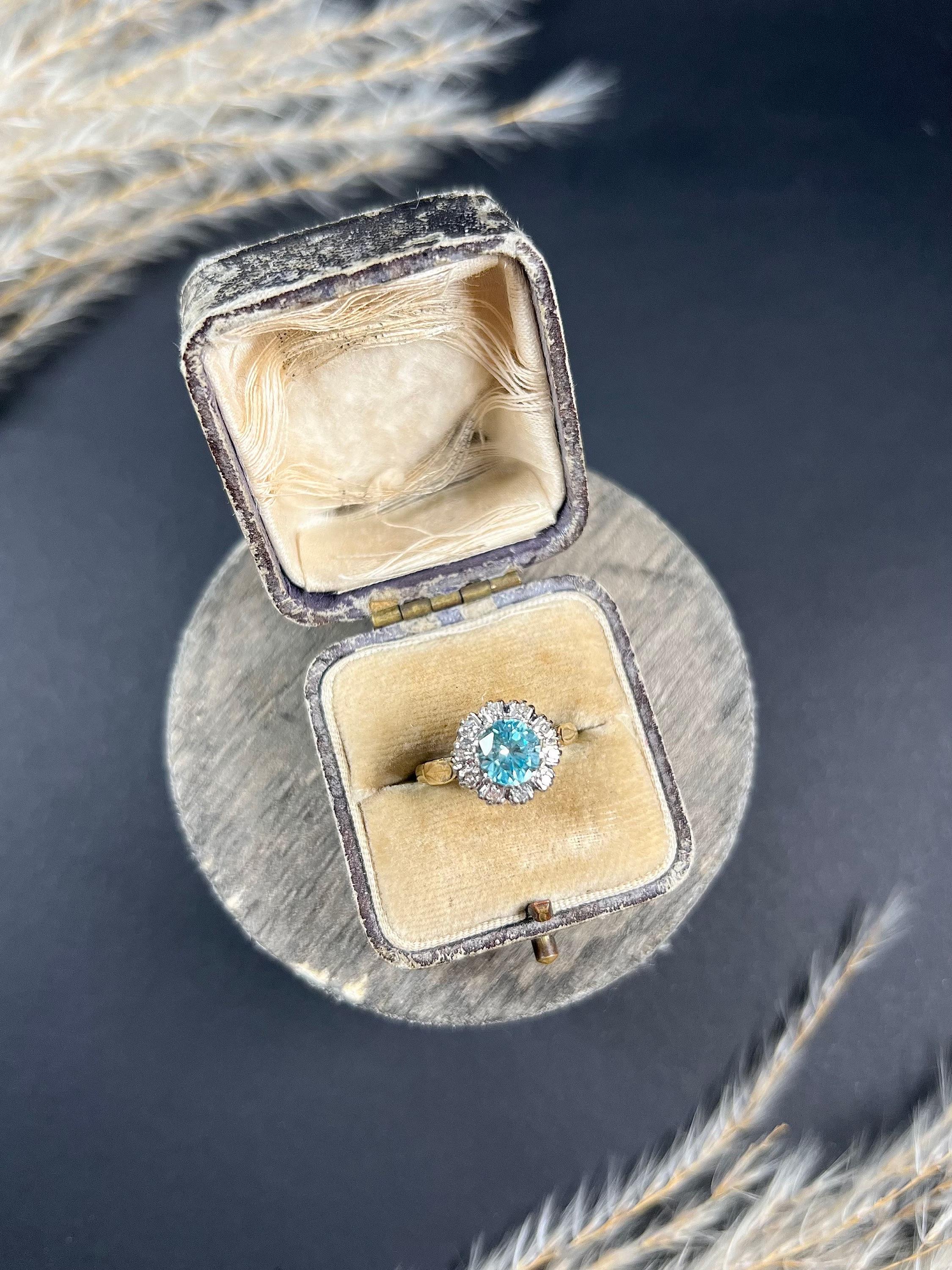 Vintage 1960’s Birmingham Hallmarked, 18ct Gold Zircon & Diamond Cluster Ring For Sale 1