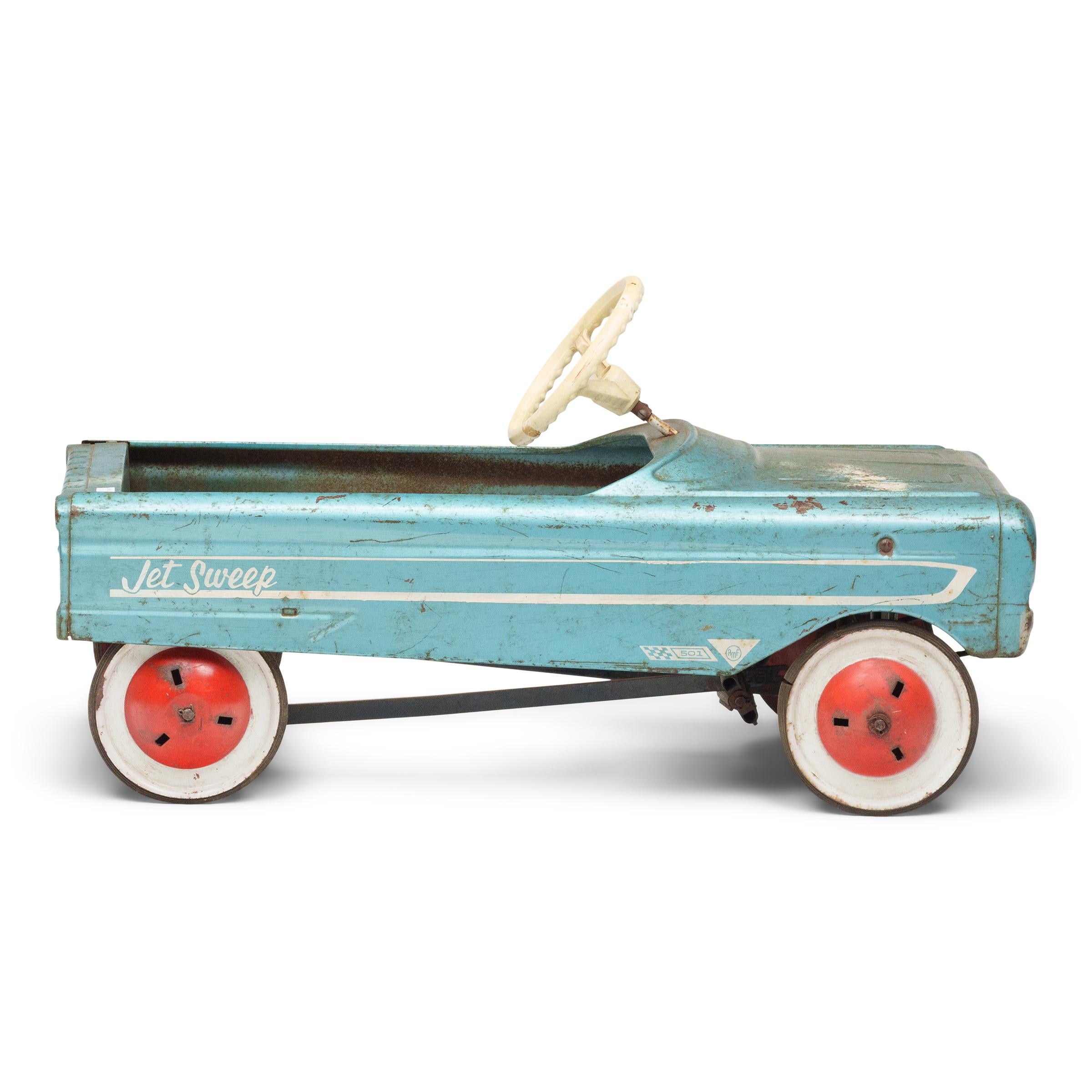 Vibrante, elegante y lleno de carácter, este coche de pedales de época fue en su día la preciada posesión de los niños de toda América. Juguete popular desde finales del siglo XIX, los coches de pedales experimentaron un enorme auge en la posguerra,