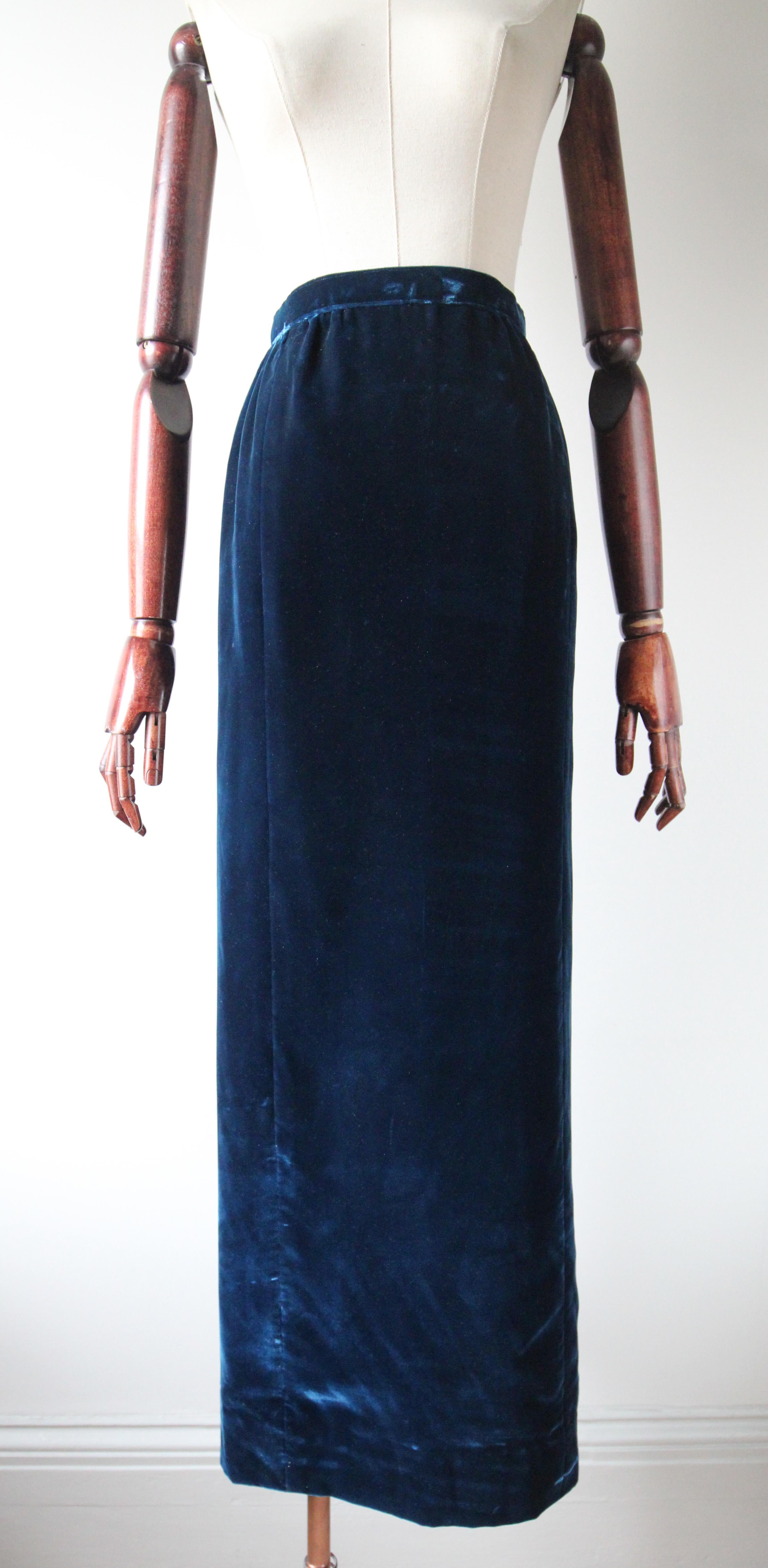 Vintage 1960's Blau Samt Maxirock Preußisch Blau Samt Rock UK 8-10 US 4-6 (Schwarz) im Angebot