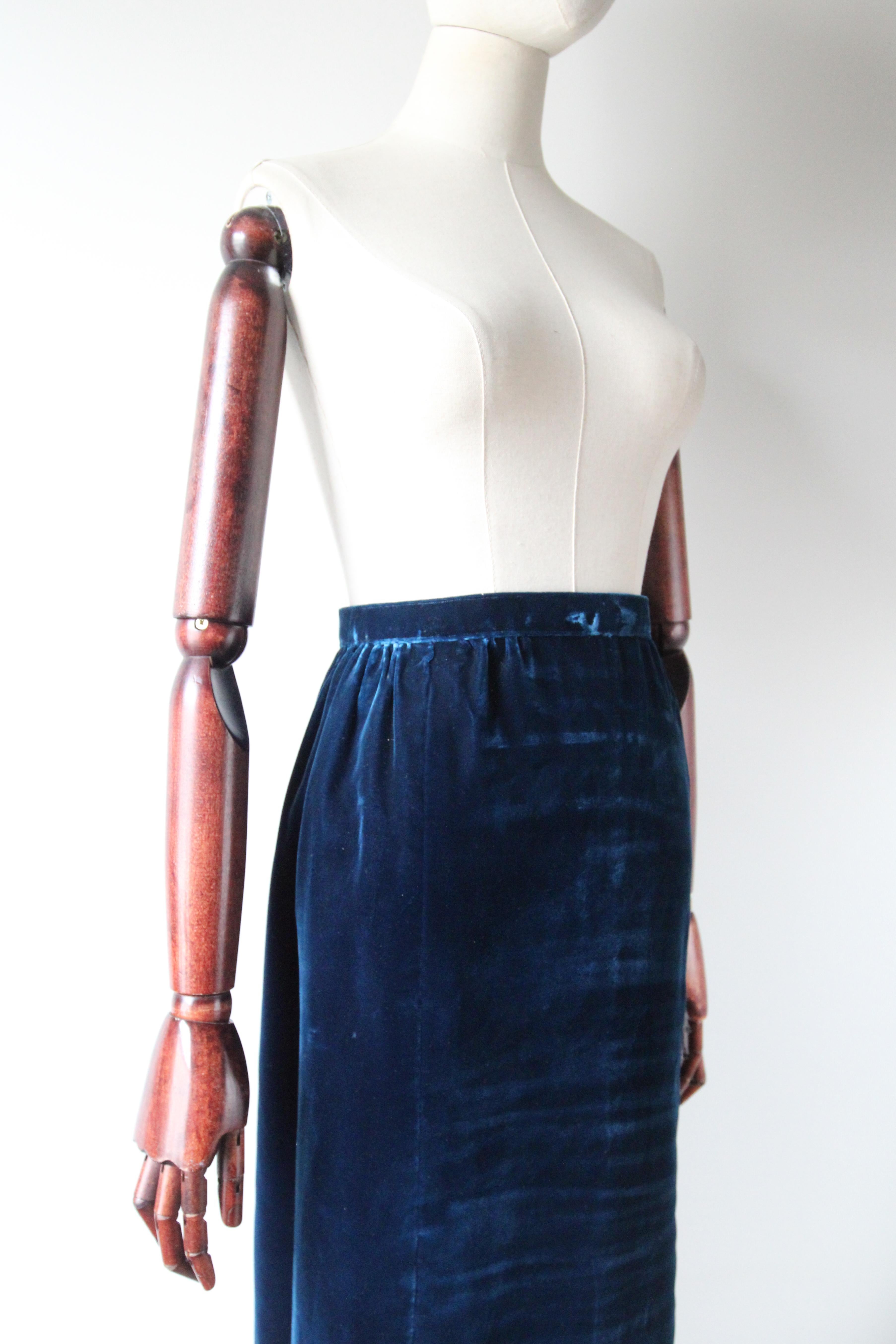 Vintage 1960's Blau Samt Maxirock Preußisch Blau Samt Rock UK 8-10 US 4-6 im Angebot 1
