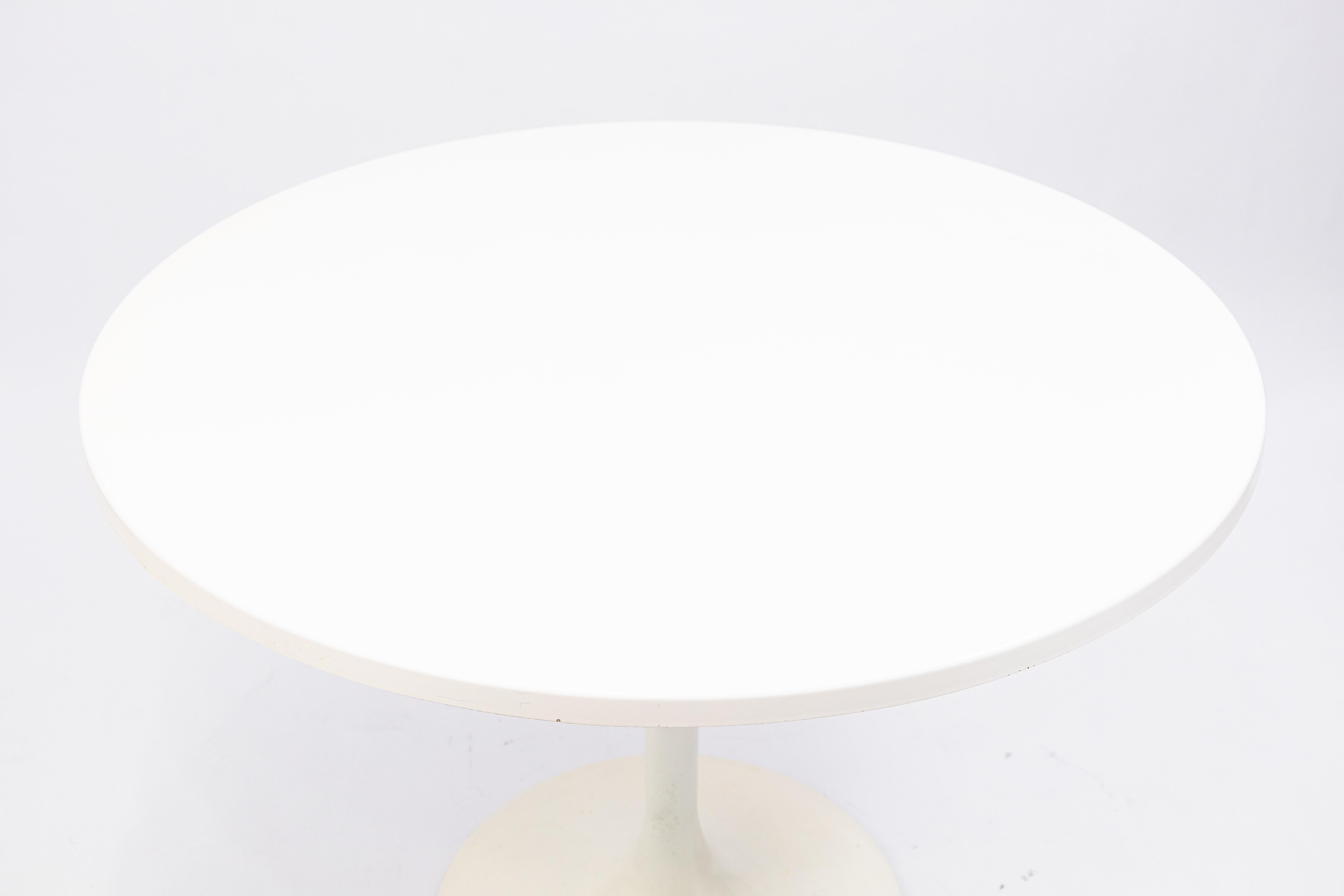 Modern Vintage 1960s Borge Johansen White Tulip Style Round Dining Dinette Table For Sale