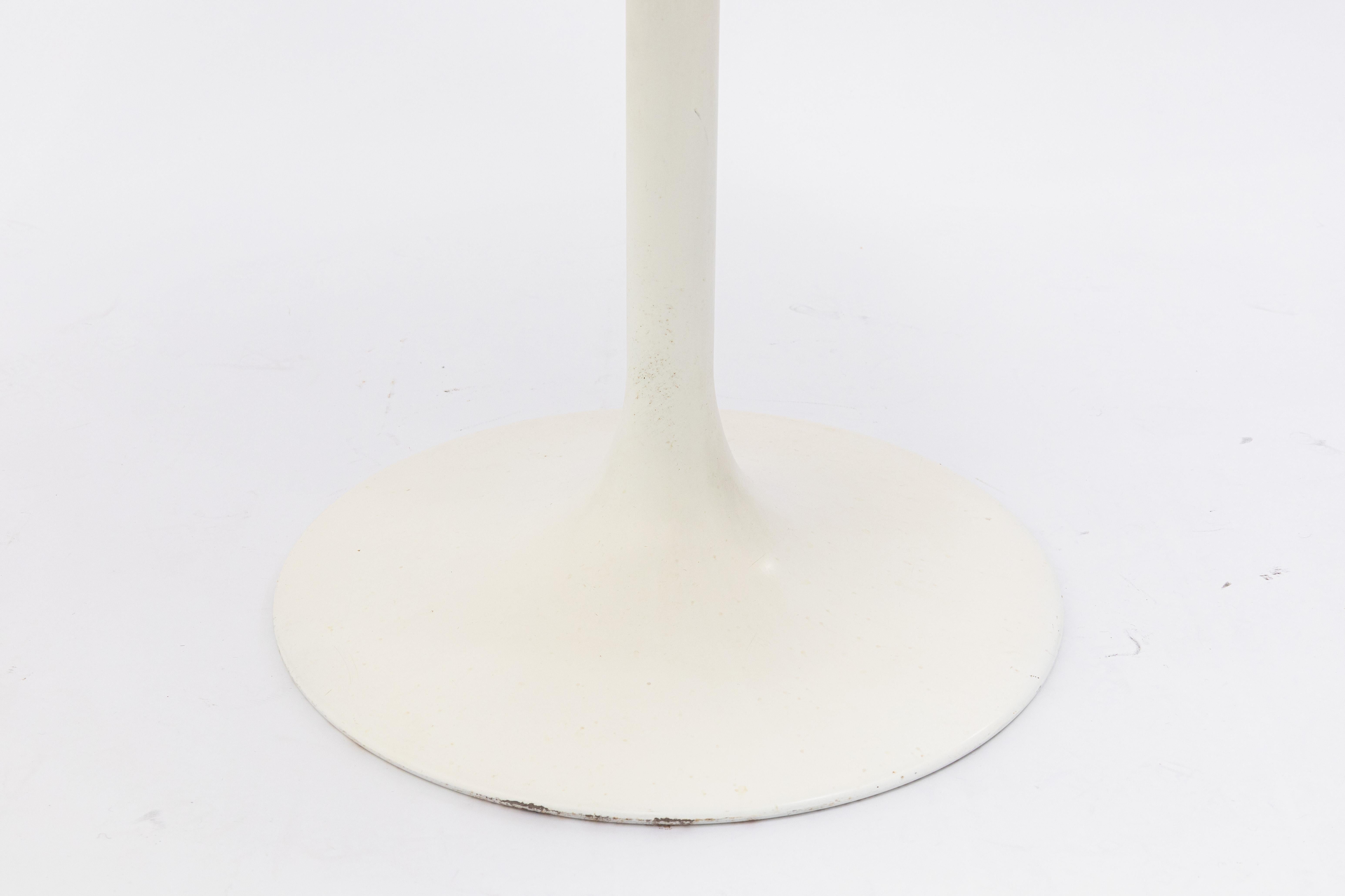 Vintage 1960s Borge Johansen White Tulip Style Round Dining Dinette Table In Good Condition For Sale In Keego Harbor, MI