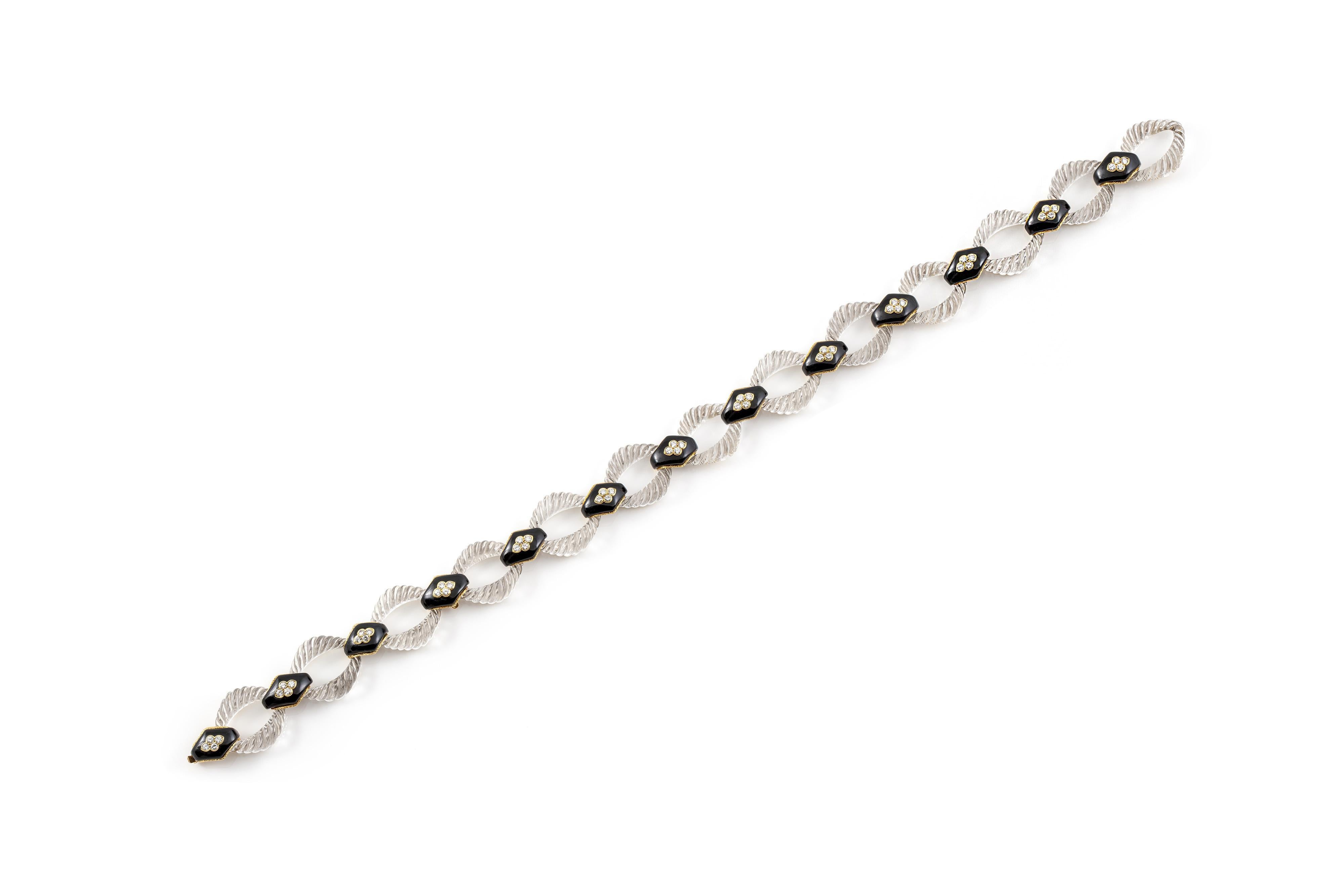 Finement réalisé en or jaune 18 carats avec des cristaux sculptés, de l'onyx et des diamants ronds taillés en brillant.
Signé par Boucheron
Circa 1960s
17 1/2 pouces de long
Le collier se sépare également en deux bracelets mesurant 8 1/4 et 9 3/4