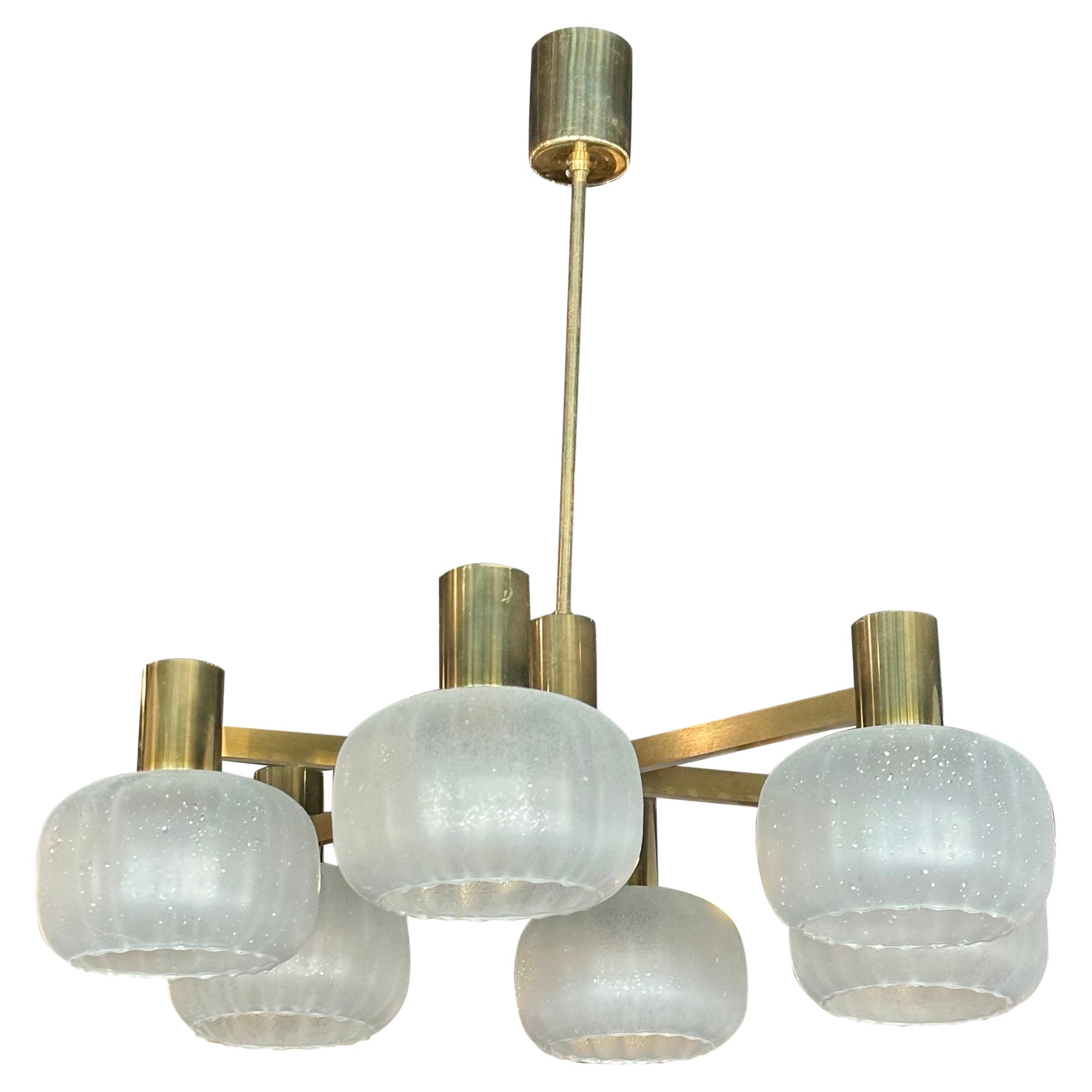Lampadario a 6 luci in ottone e vetro soffiato vintage anni '60 in stile Hans-Agne Jakobsson