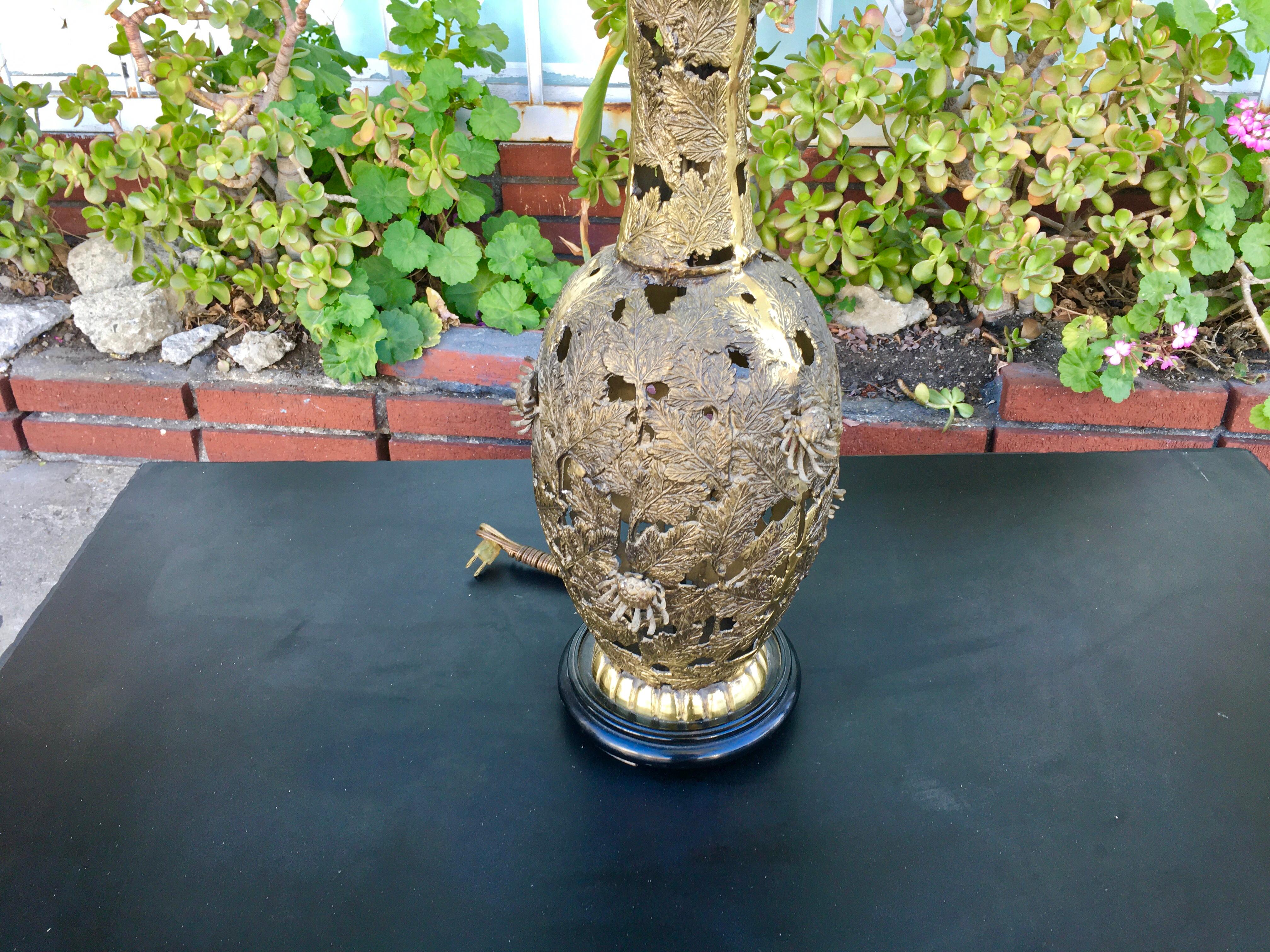 Lampe vintage en laiton conçue et fabriquée aux Etats-Unis vers les années 1960. Cette magnifique lampe est fabriquée en métal avec une forme de fleur unique, ce qui lui confère un design vintage unique.
