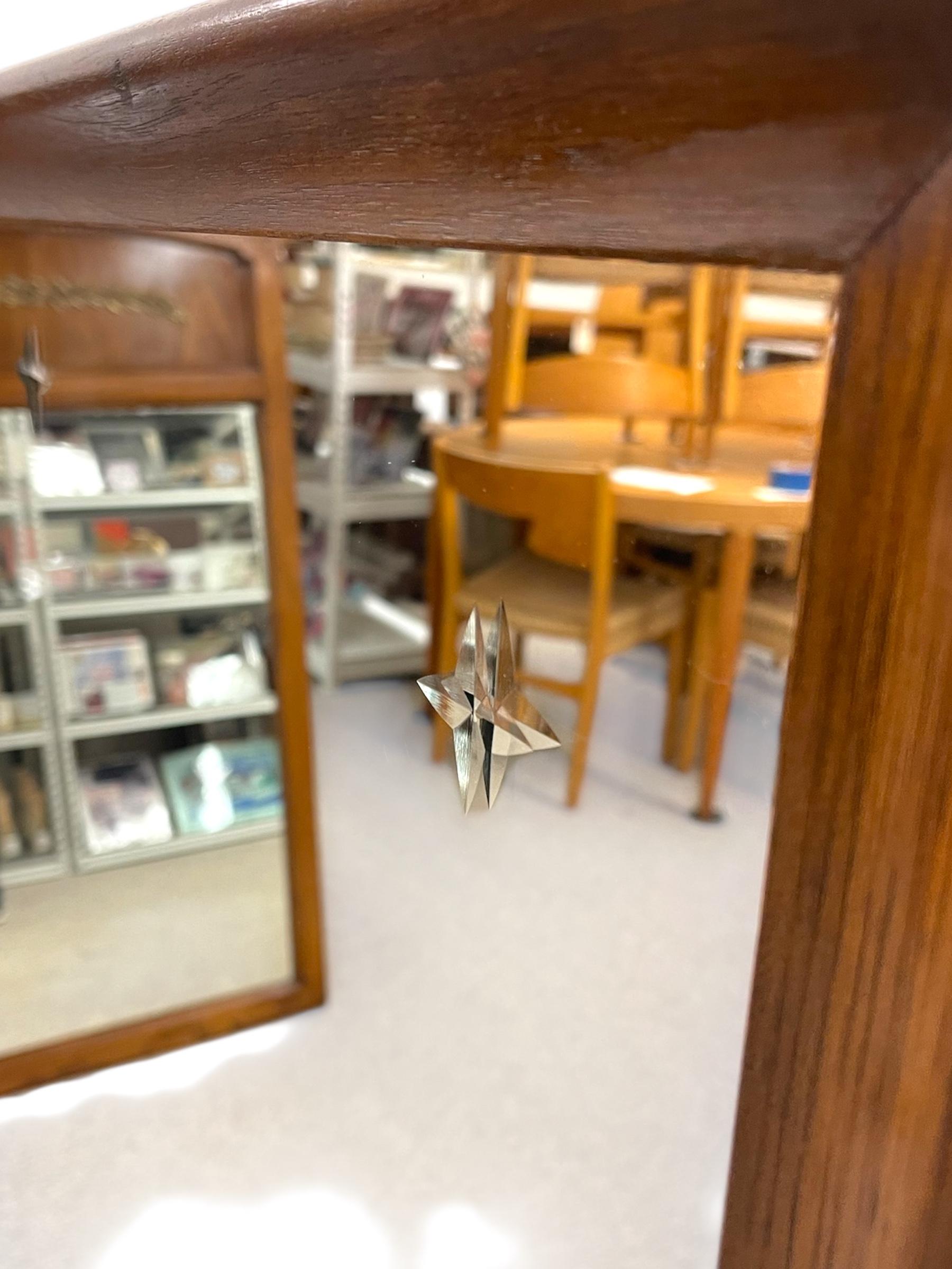 Metà XX secolo Specchio Vintage 1960 Broyhill Saga Mid Century Modern Design con incisione a stella. in vendita