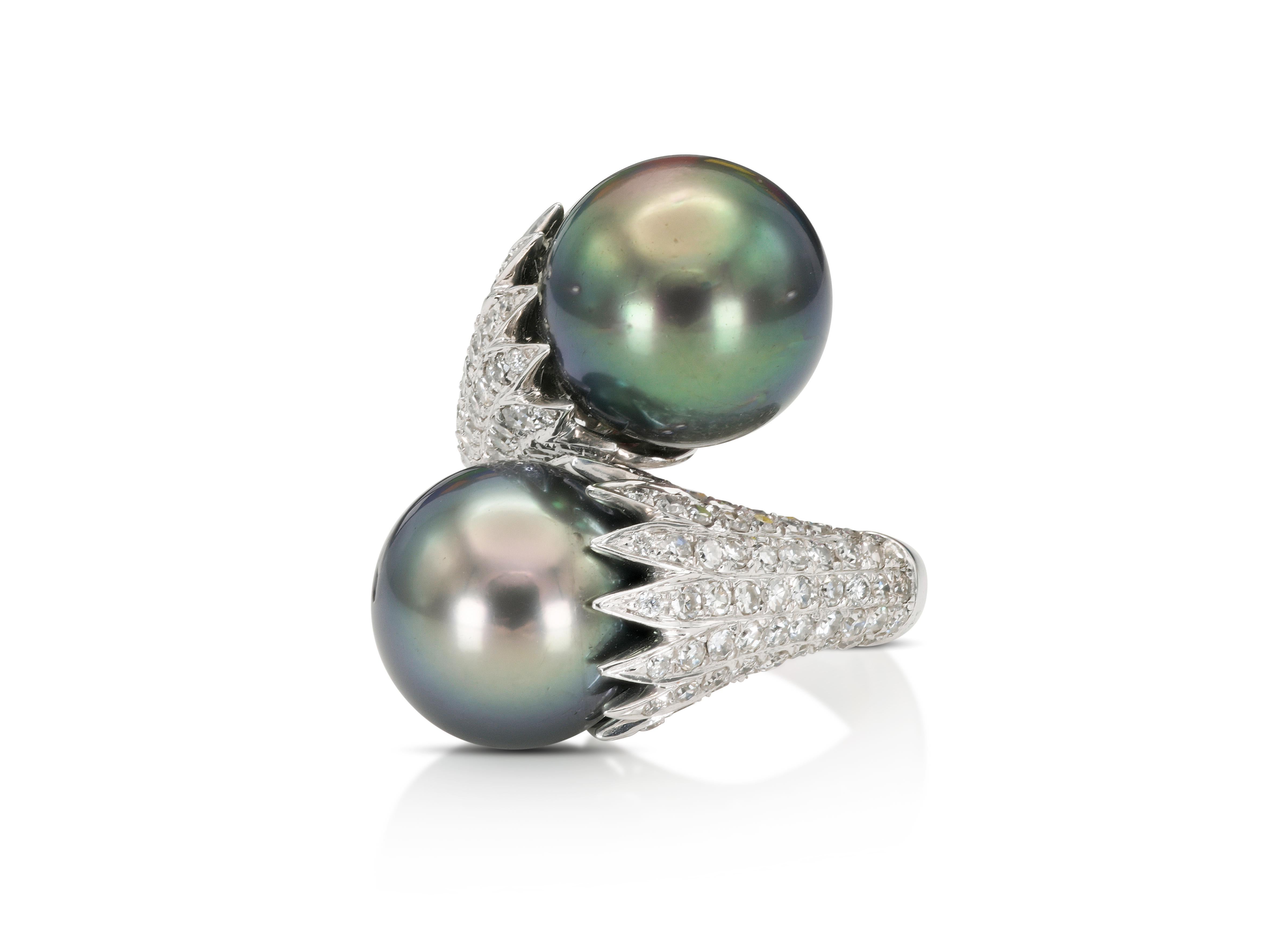 Fein gearbeitet in 18 Karat Weißgold mit zwei Tahiti-Perlen, die jeweils ca. 15 mm groß sind, und runden Diamanten im Brillantschliff mit einem Gesamtgewicht von ca. 5,00 Karat.
Circa 1960er Jahre
Größe 8
