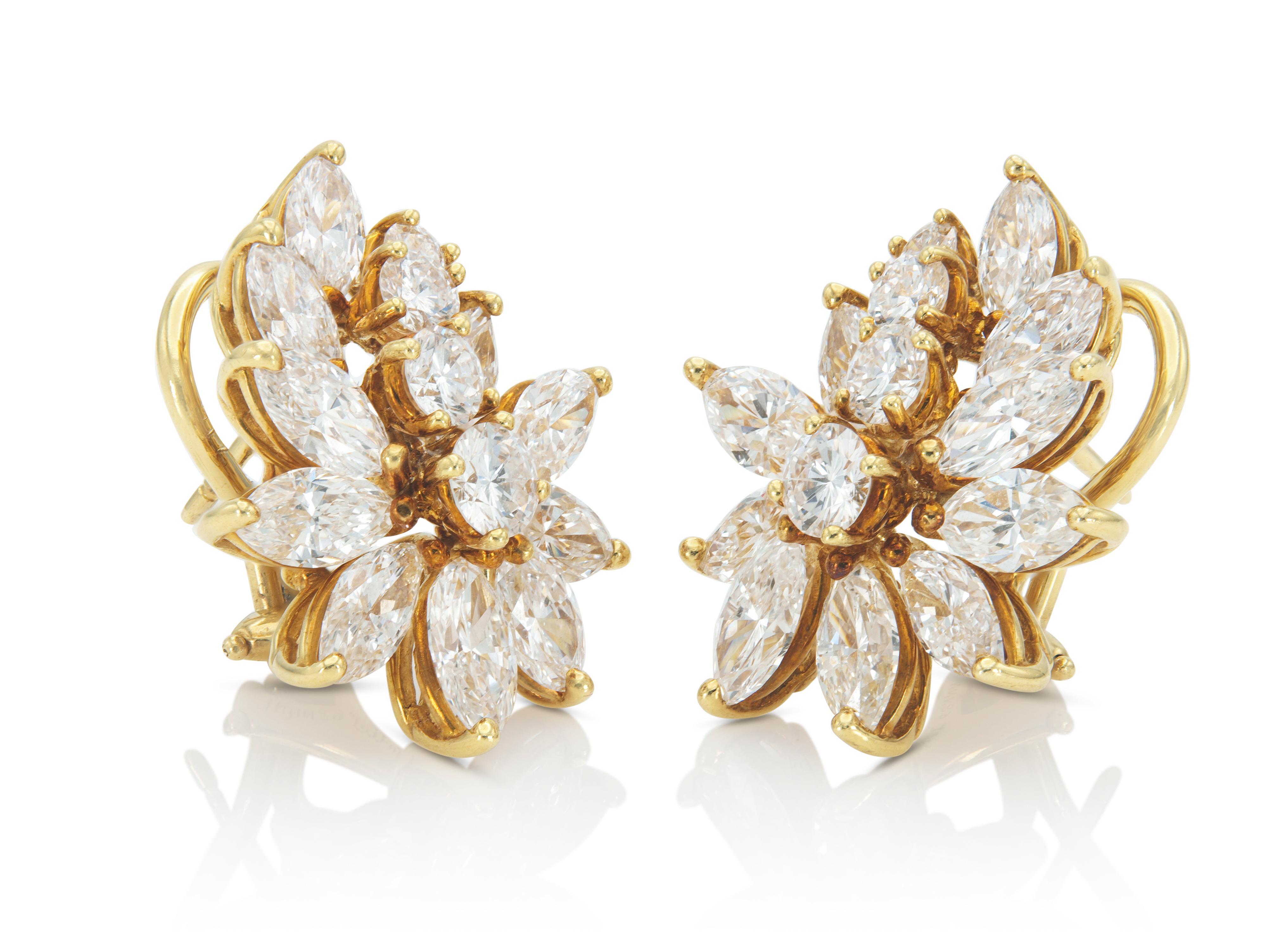 Fein gearbeitet in 18 Karat Gelbgold mit Diamanten im Marquiseschliff mit einem Gesamtgewicht von ca. 7,50 Karat und Diamanten im runden Brillantschliff mit einem Gesamtgewicht von ca. 1,20 Karat.
Signiert von Cartier
7/8 x 3/4 Zoll
Kommt mit dem