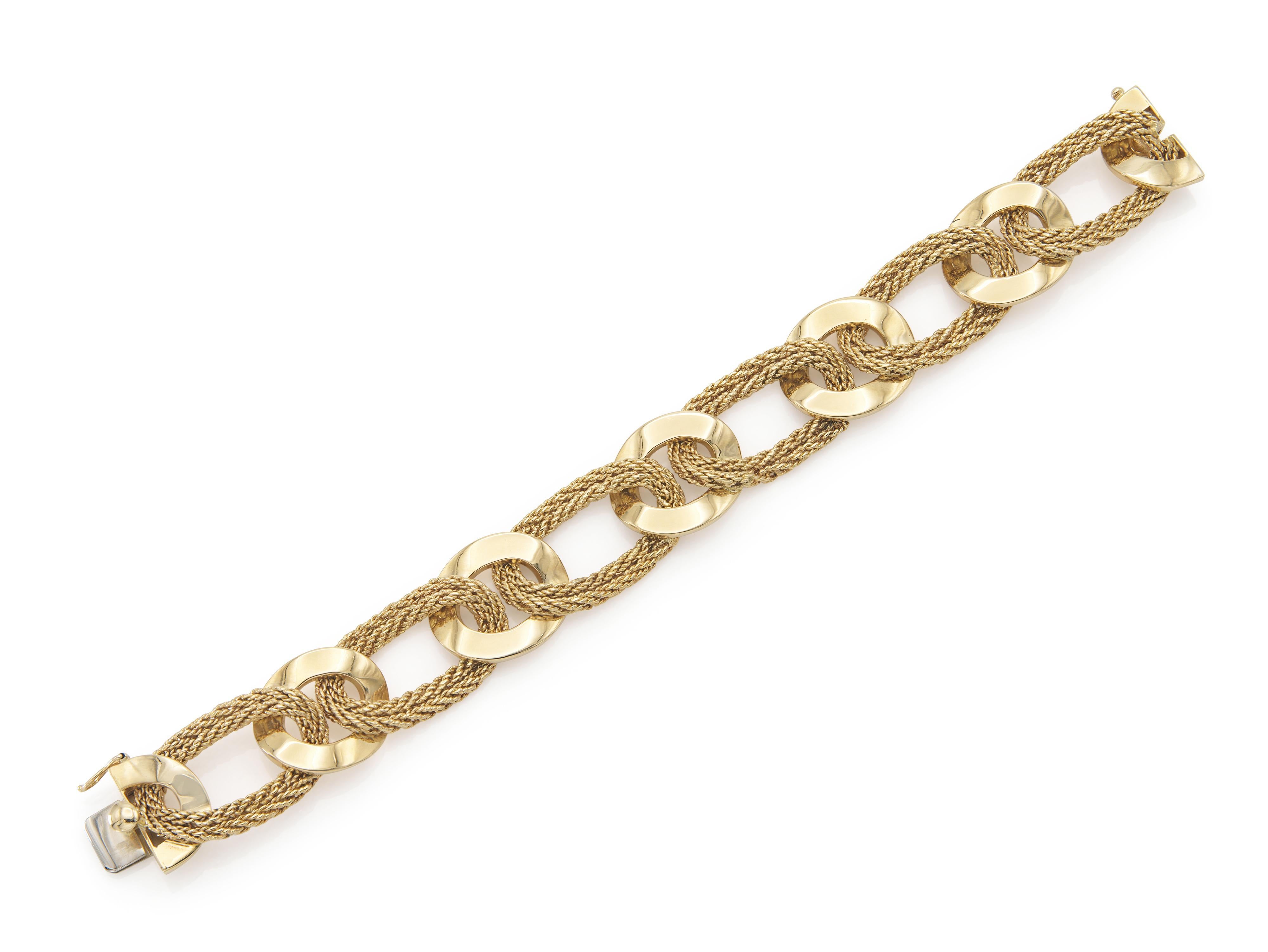 Finemente realizzato in oro giallo 18 carati.
Firmato da Cartier
Prodotto in Italia
Circa anni '60
7 1/2 x 3/4 di pollice
Viene fornito con la sua scatola originale.