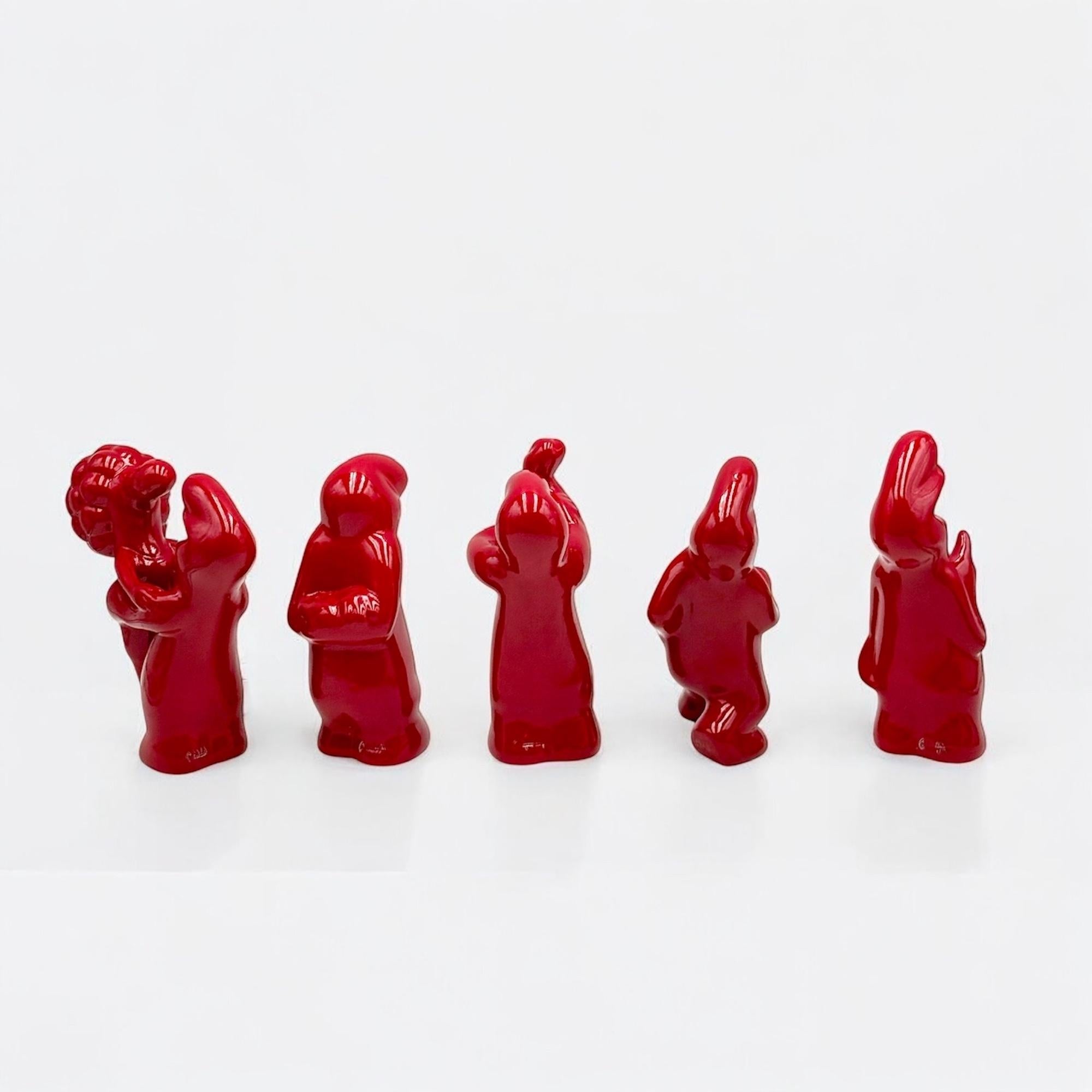 Raro e molto ricercato, questo set completo di cinque statuette in ceramica proviene dall'iconica serie La Linea di Osvaldo Cavandoli, realizzata originariamente tra la fine degli anni '50 e gli anni '70. Un vero gioiello per i collezionisti di