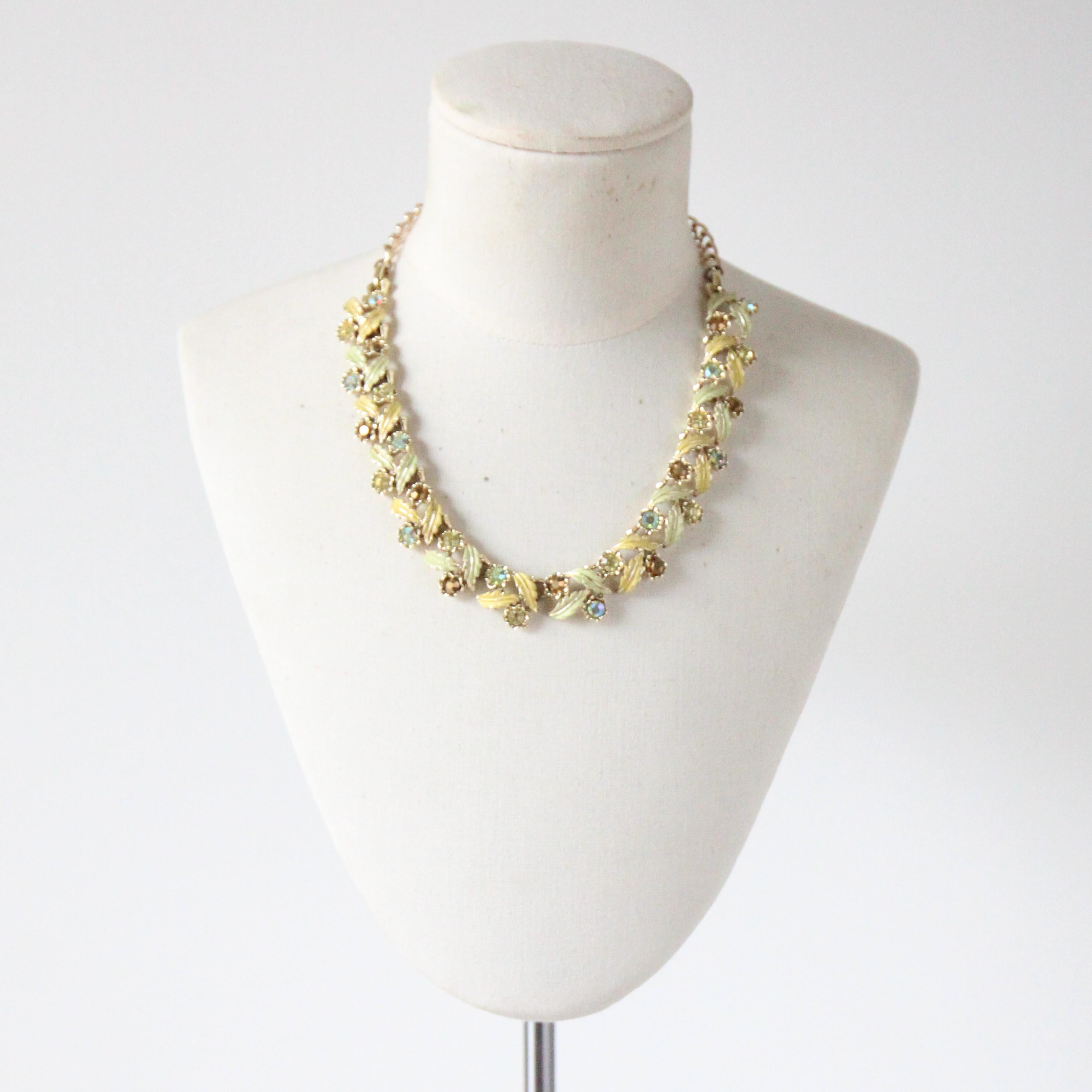 Vintage 1960 Chartreuse Strass Enamel Leaf Necklace Collana anni '60 In condizioni buone in vendita a Cheltenham, GB