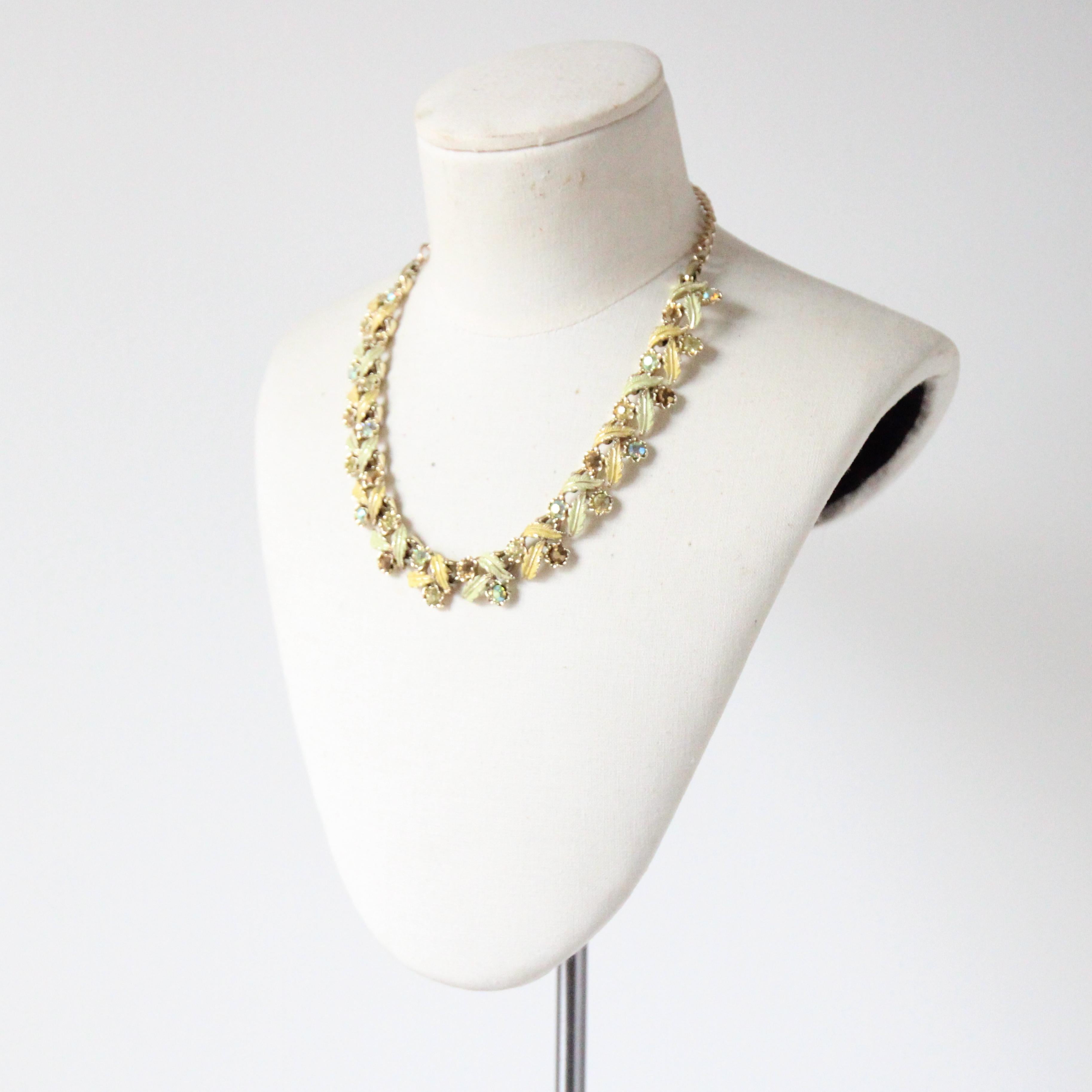 da uomo o donna Vintage 1960 Chartreuse Strass Enamel Leaf Necklace Collana anni '60 in vendita
