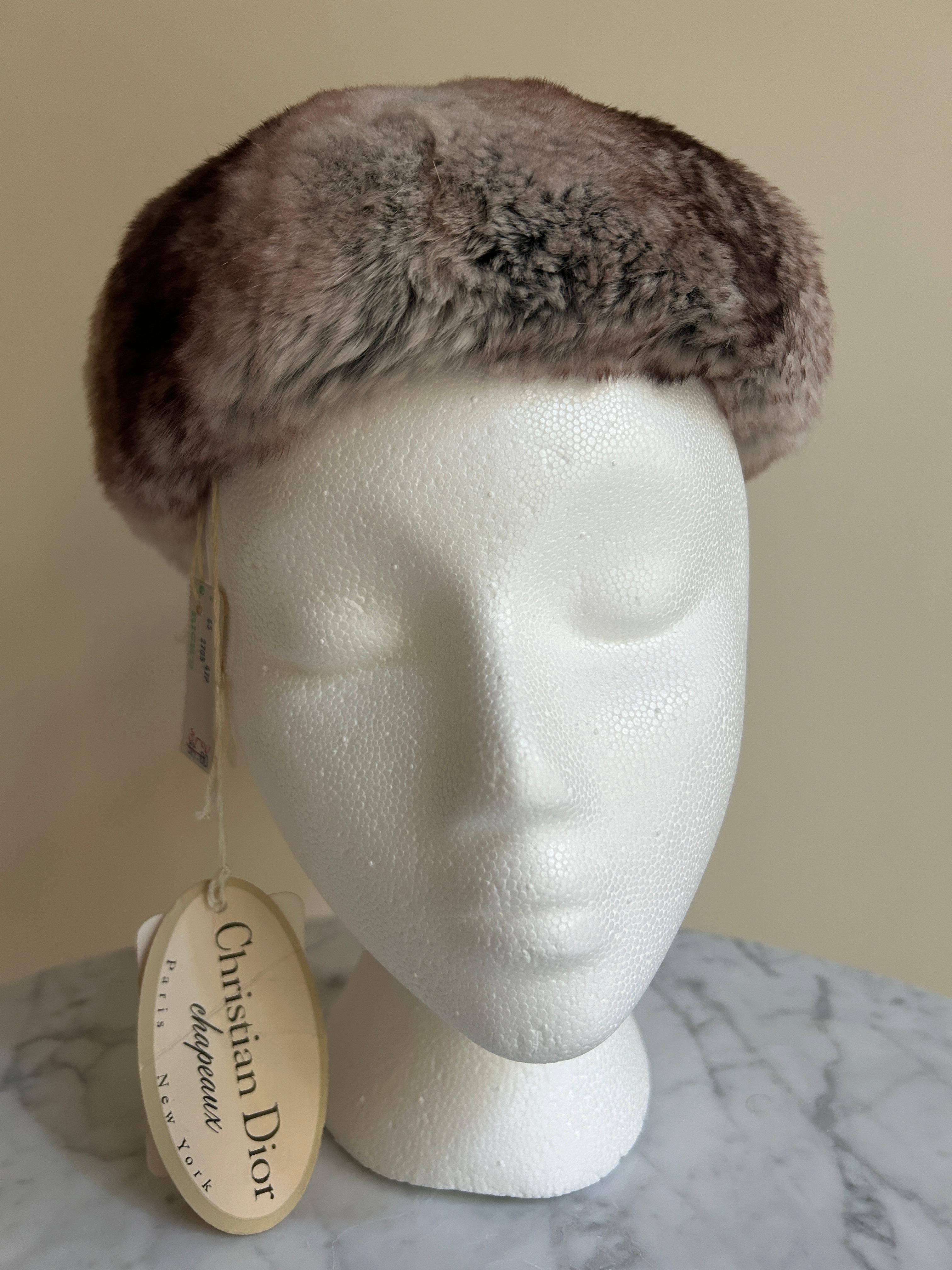Vintage Christian Dior 1960s Pelzmütze, ungetragen mit Tags befestigt. Verkauft im Kaufhaus Rich's. Die Frisur ist so gestaltet, dass sie gerade auf dem Kopf sitzt. Ripsband an der Innenseite, Kamm an der Rückseite hält den Hut an seinem Platz.