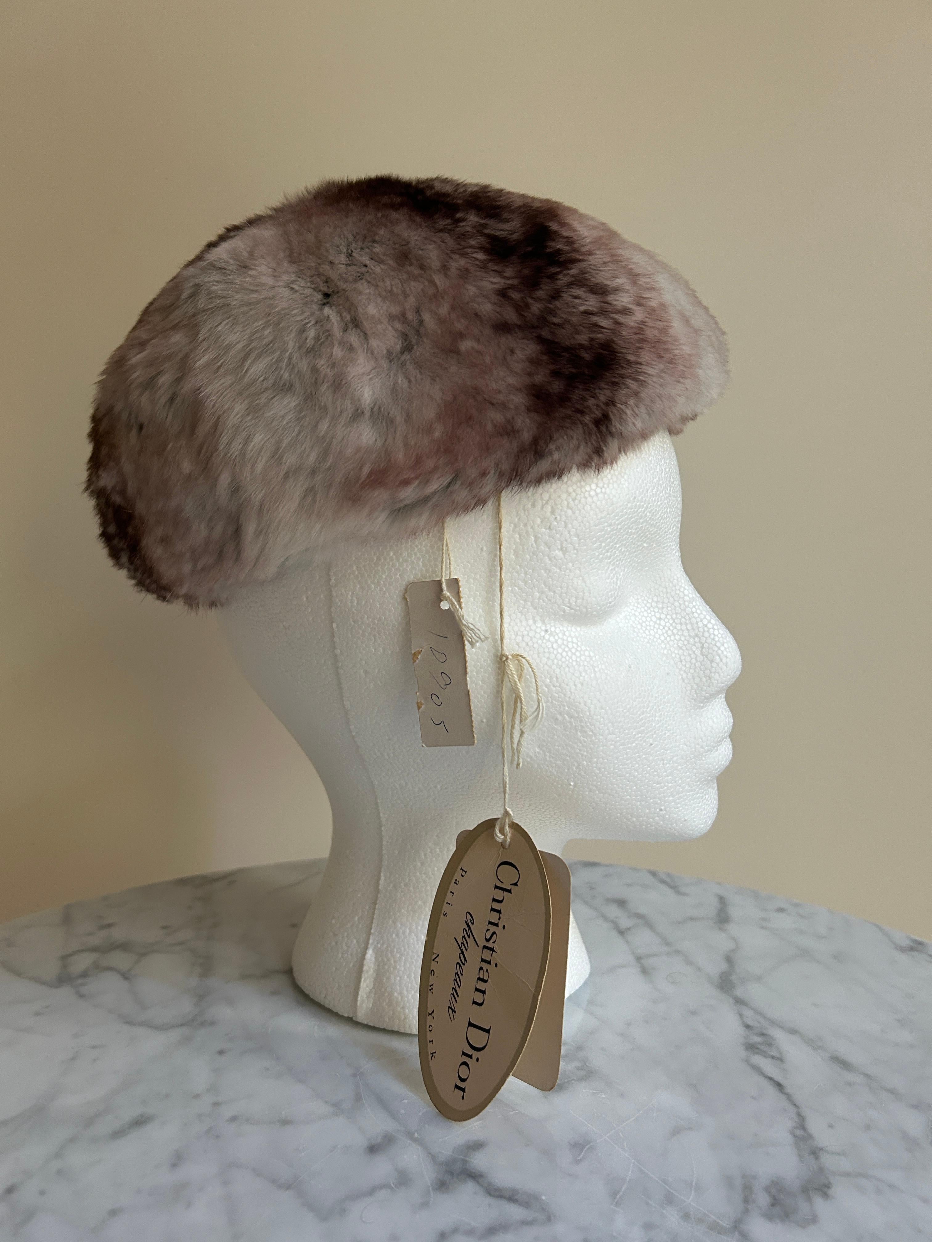 Vintage 1960er Christian Dior Grauer und burgunderroter Pelzhut Ungetragen (Braun) im Angebot