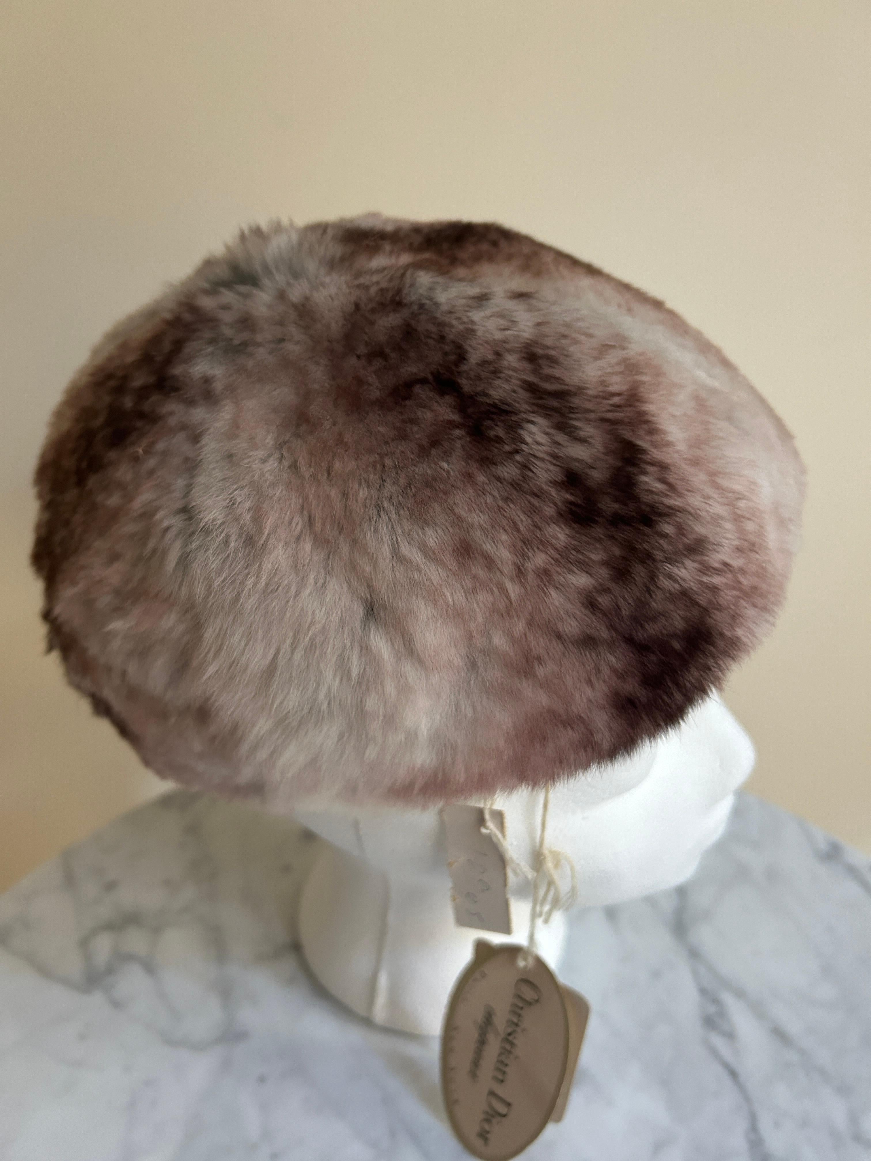 Vintage 1960er Christian Dior Grauer und burgunderroter Pelzhut Ungetragen im Zustand „Neu“ im Angebot in San Francisco, CA