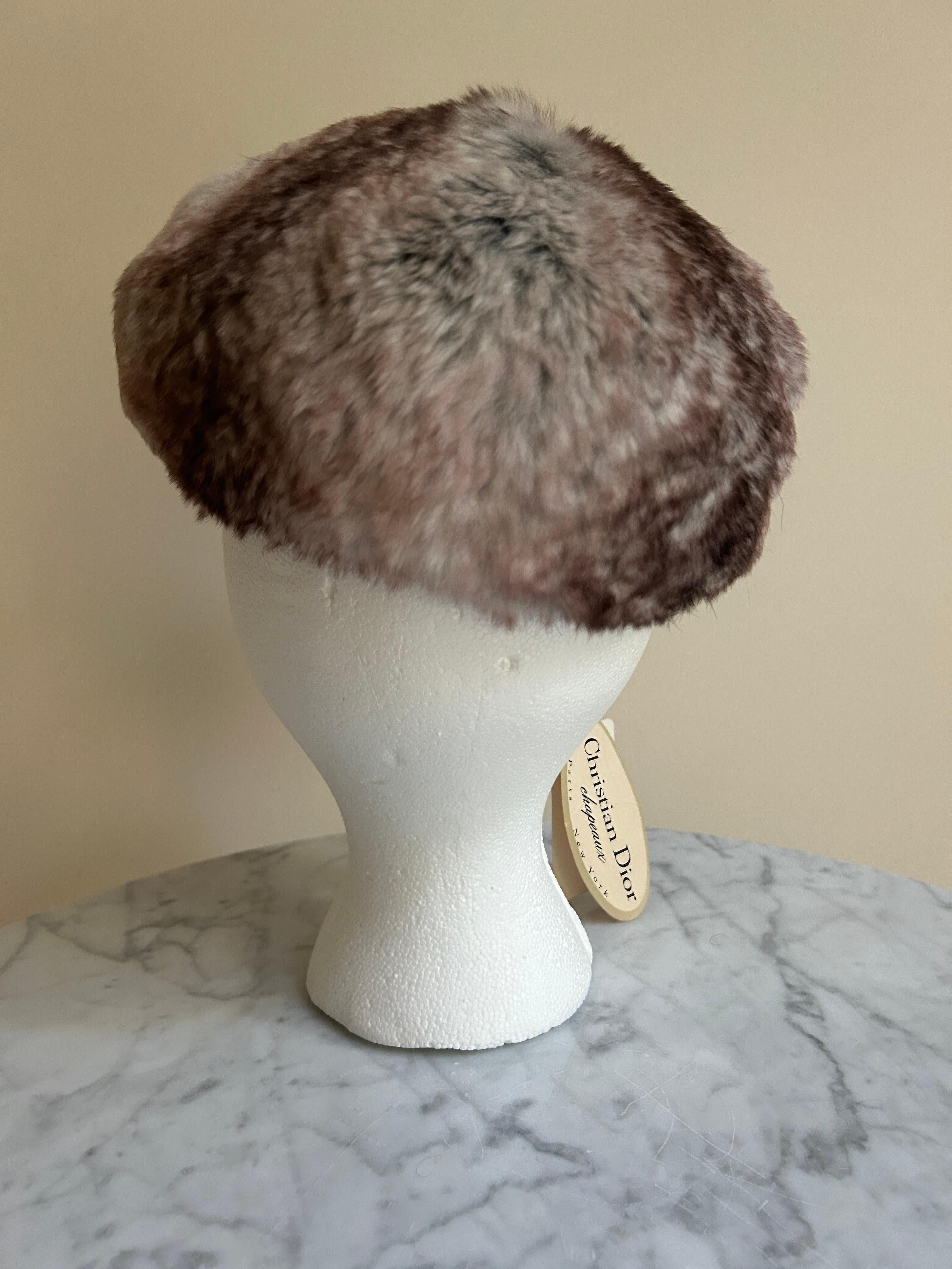 Vintage 1960er Christian Dior Grauer und burgunderroter Pelzhut Ungetragen Damen im Angebot