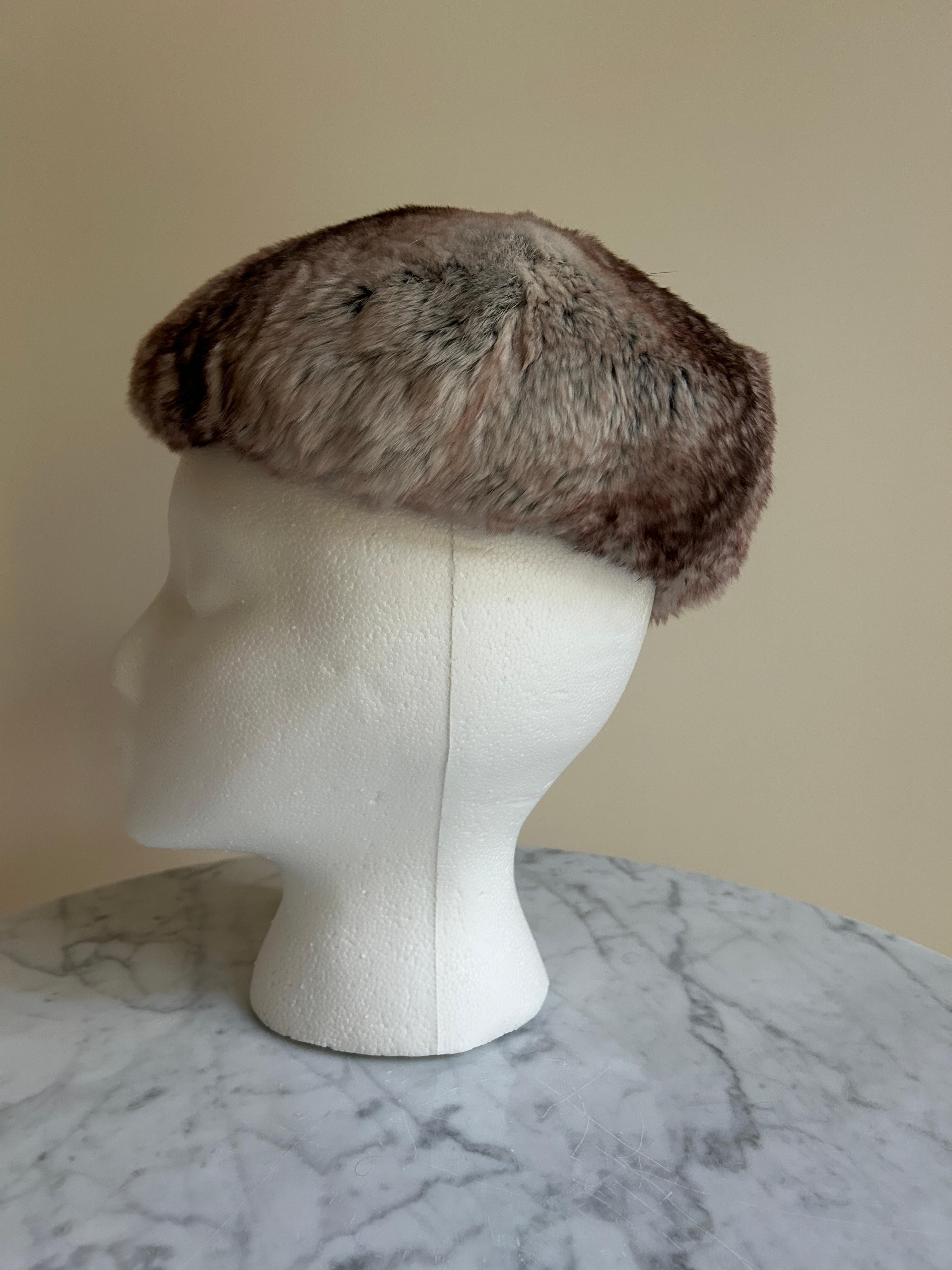 Vintage 1960er Christian Dior Grauer und burgunderroter Pelzhut Ungetragen im Angebot 1
