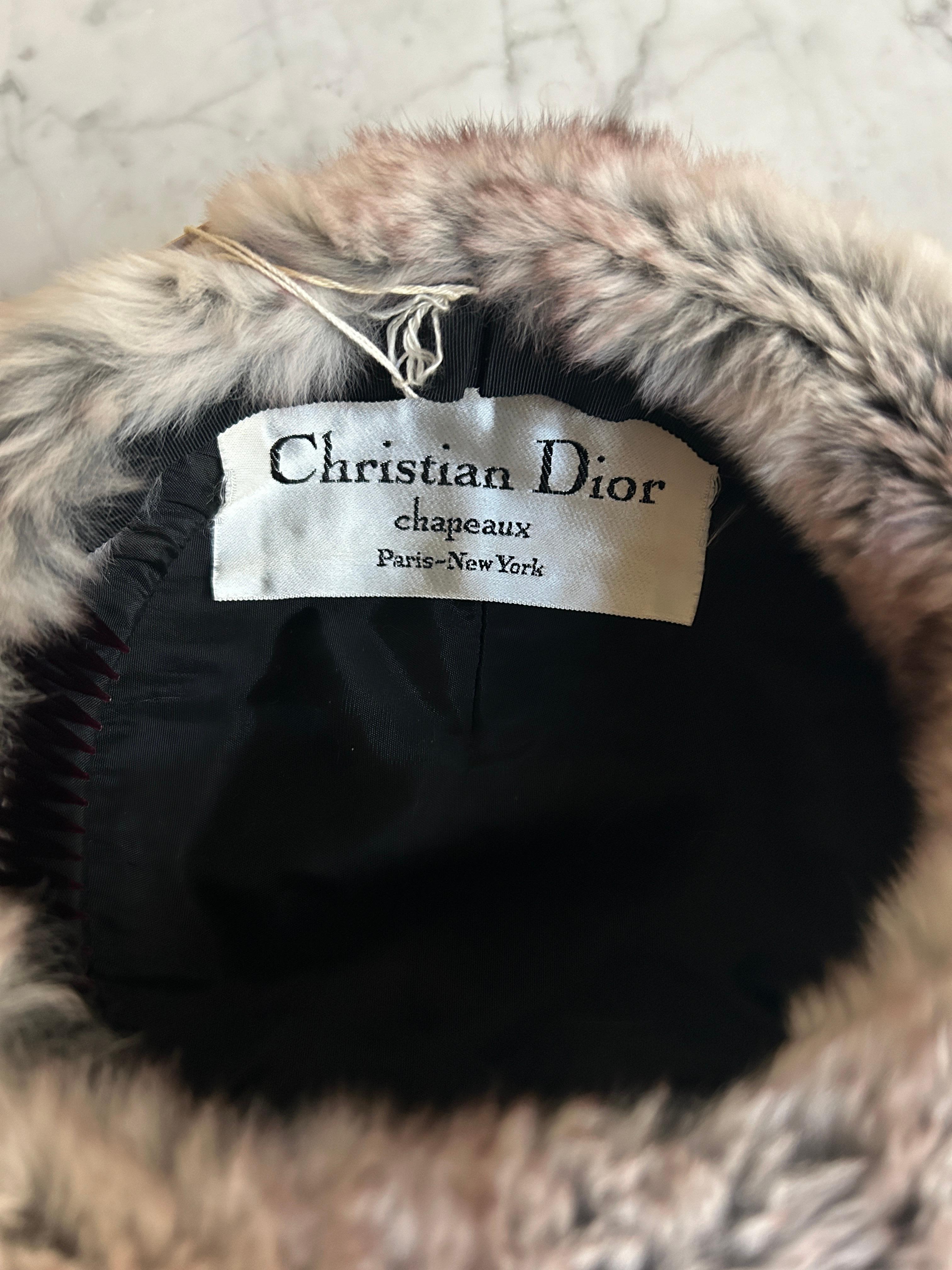Vintage 1960er Christian Dior Grauer und burgunderroter Pelzhut Ungetragen im Angebot 2