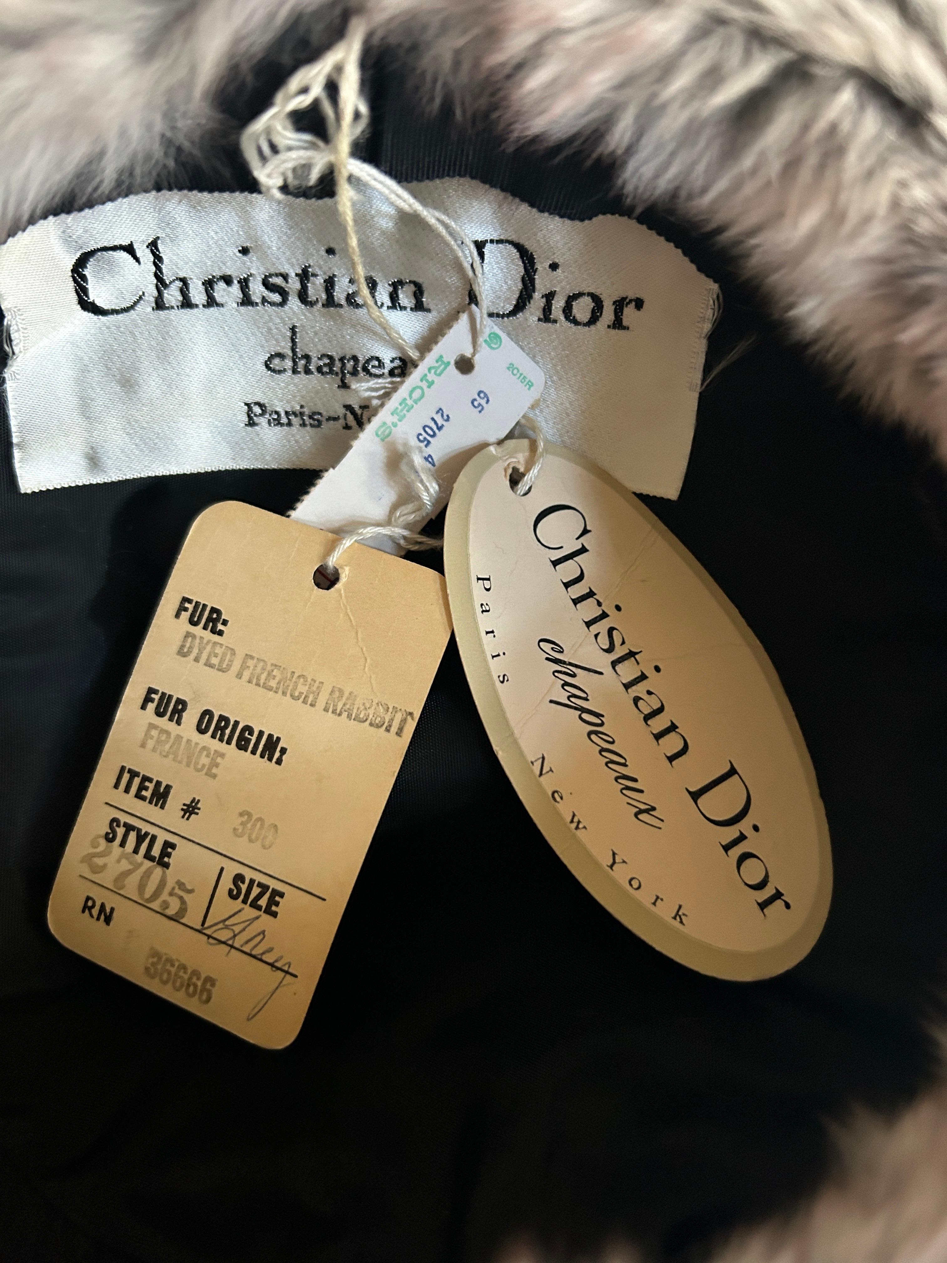 Vintage 1960er Christian Dior Grauer und burgunderroter Pelzhut Ungetragen im Angebot 3