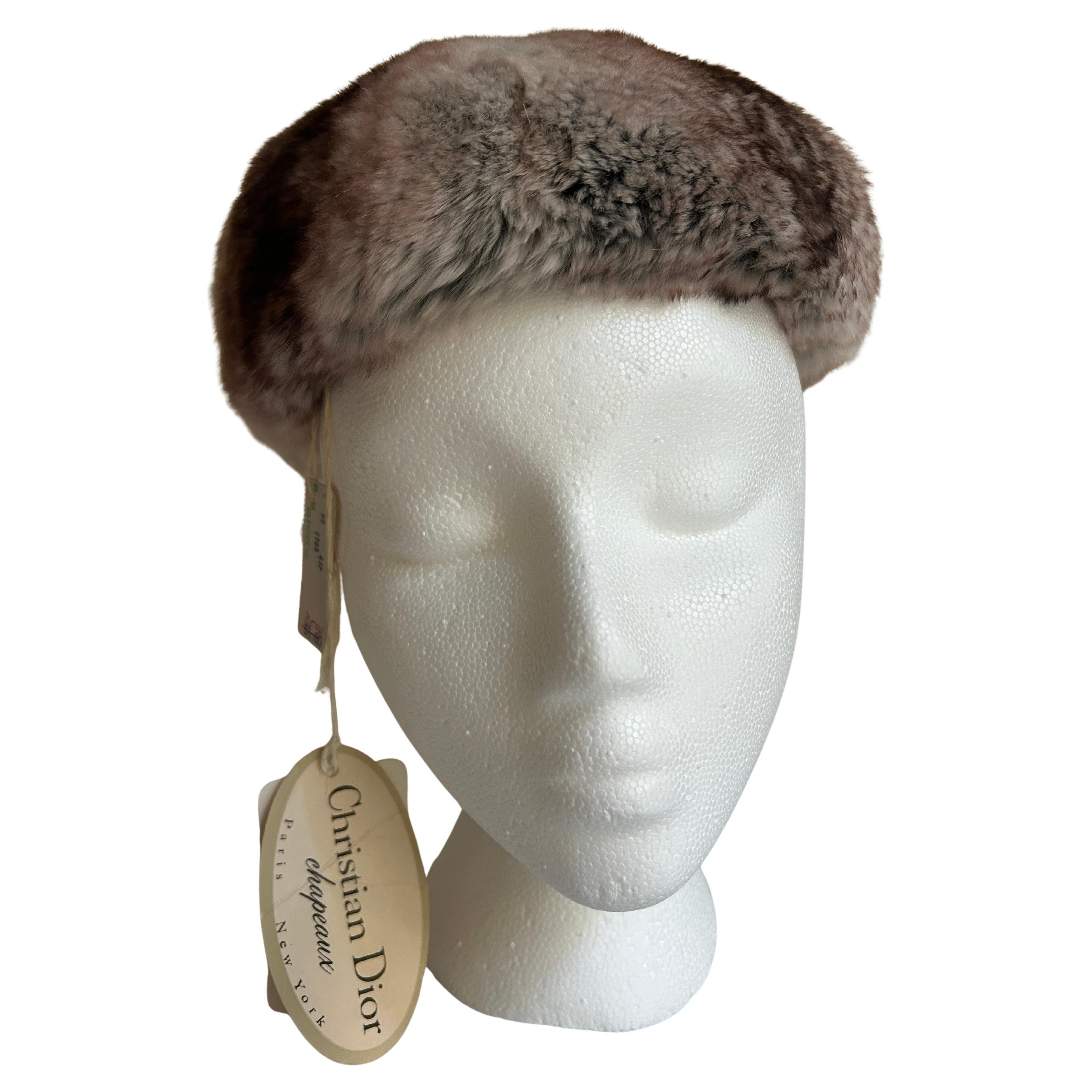 Vintage 1960er Christian Dior Grauer und burgunderroter Pelzhut Ungetragen im Angebot