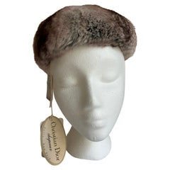 Vintage 1960er Christian Dior Grauer und burgunderroter Pelzhut Ungetragen