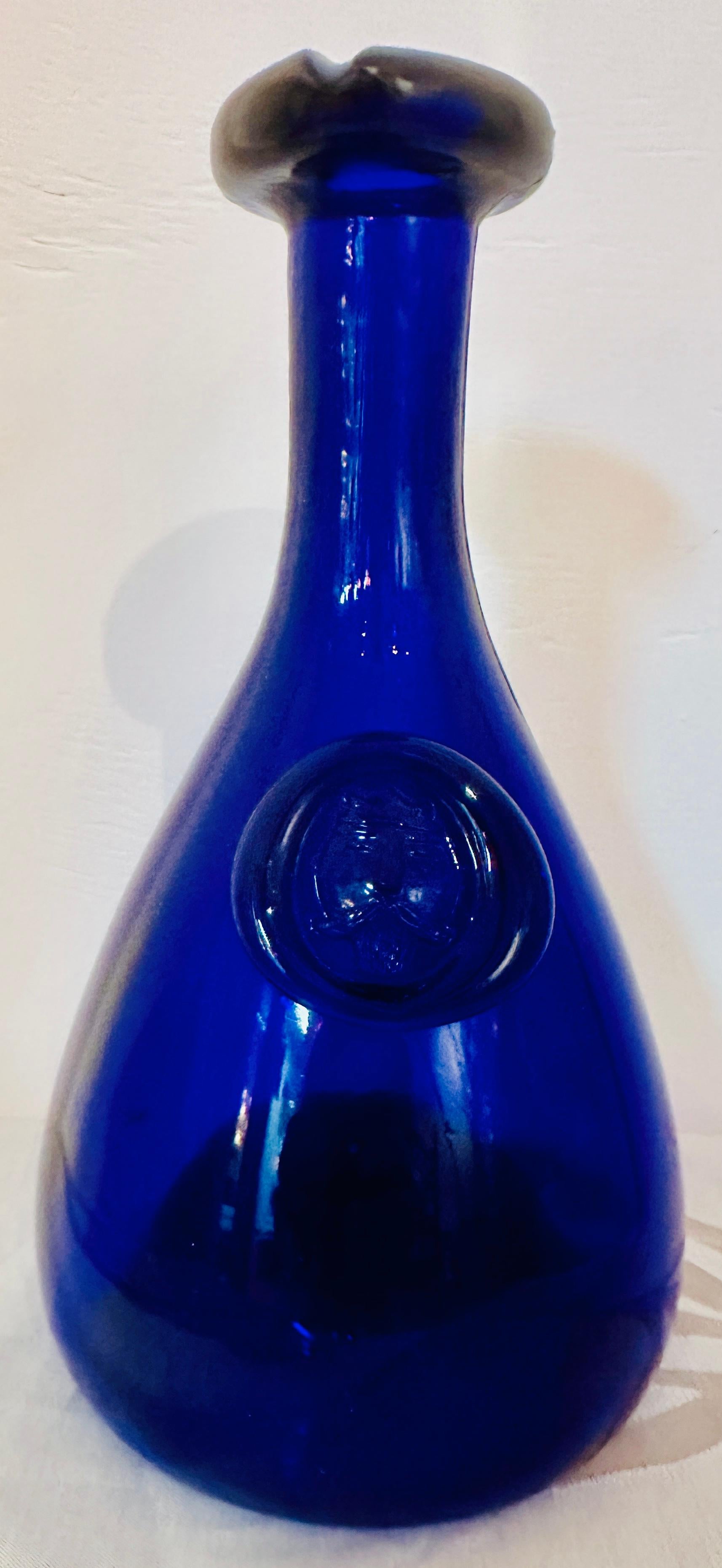 Magnifique carafe, flacon ou carafe à décanter bleu cobalt foncé de la série 