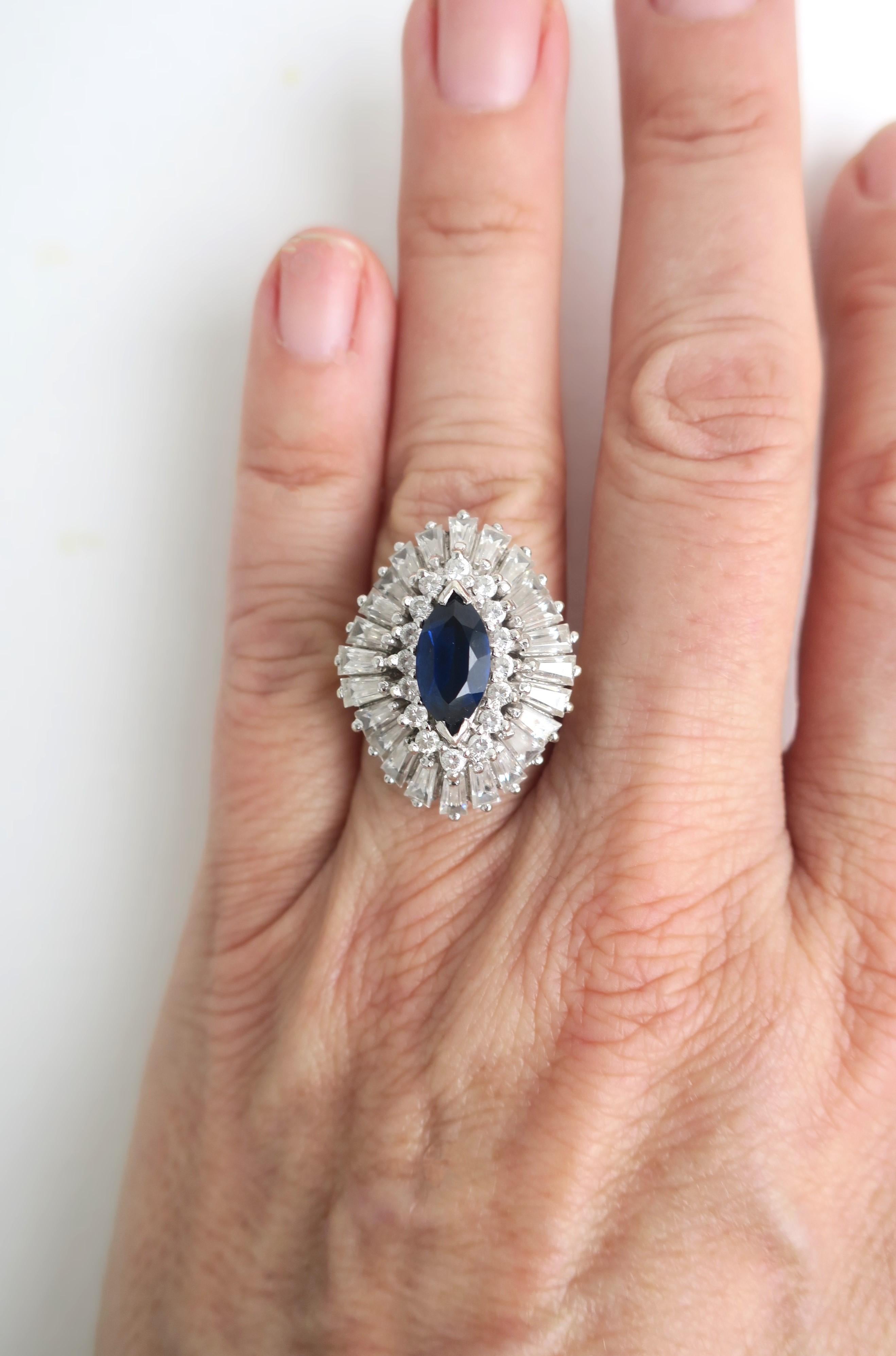 Anello da cocktail vintage degli anni '60 con diamanti finti e zaffiri incastonati in argento sterling e oro vermeil. 

Un impressionante anello da cocktail vintage di design attribuito a Benedetto Panetta, circa metà del XX secolo, anni '60. Questo