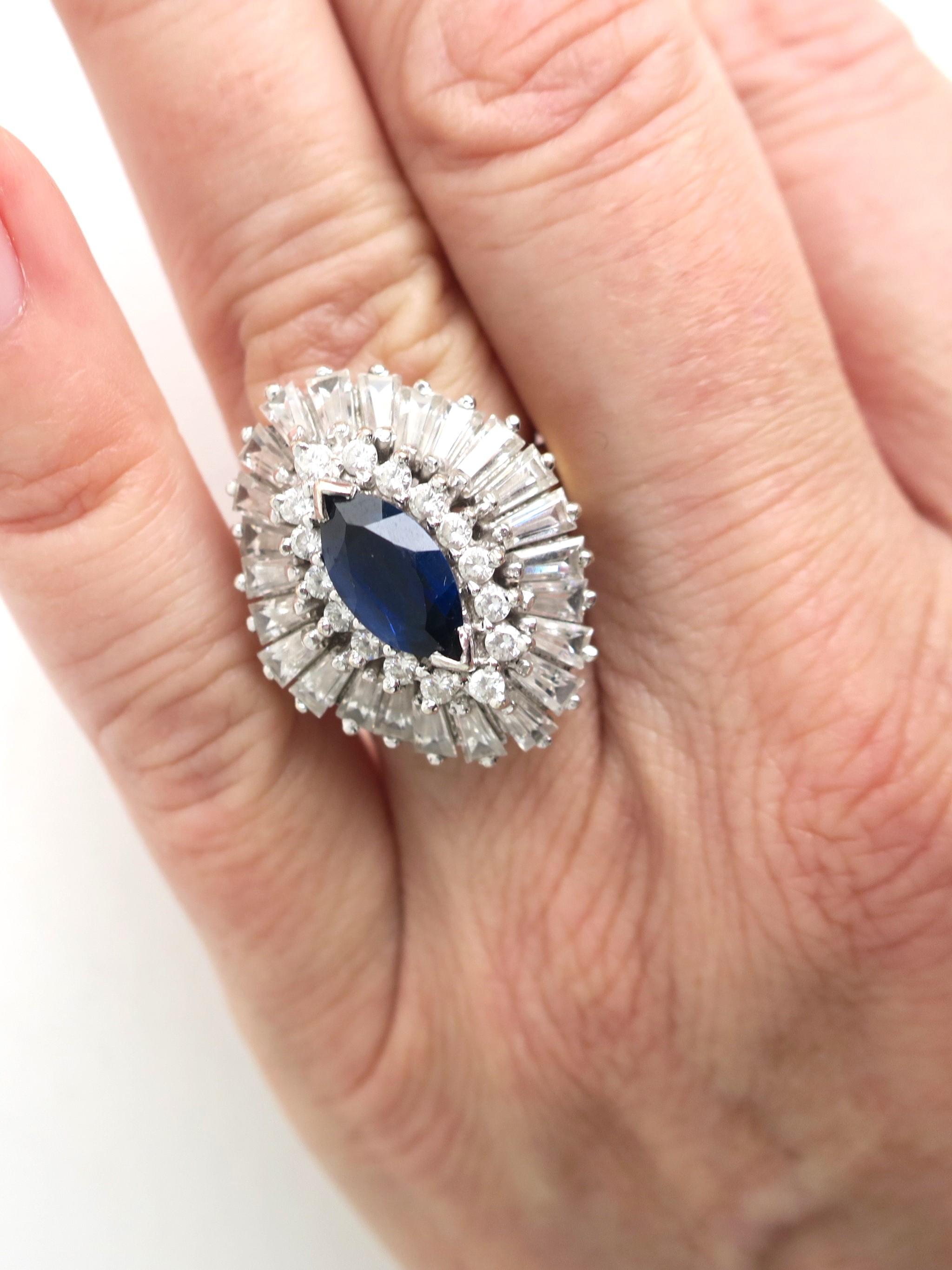 Anello Cocktail Vintage By 1960 con diamanti finti e zaffiro in oro vermeil in vendita 1