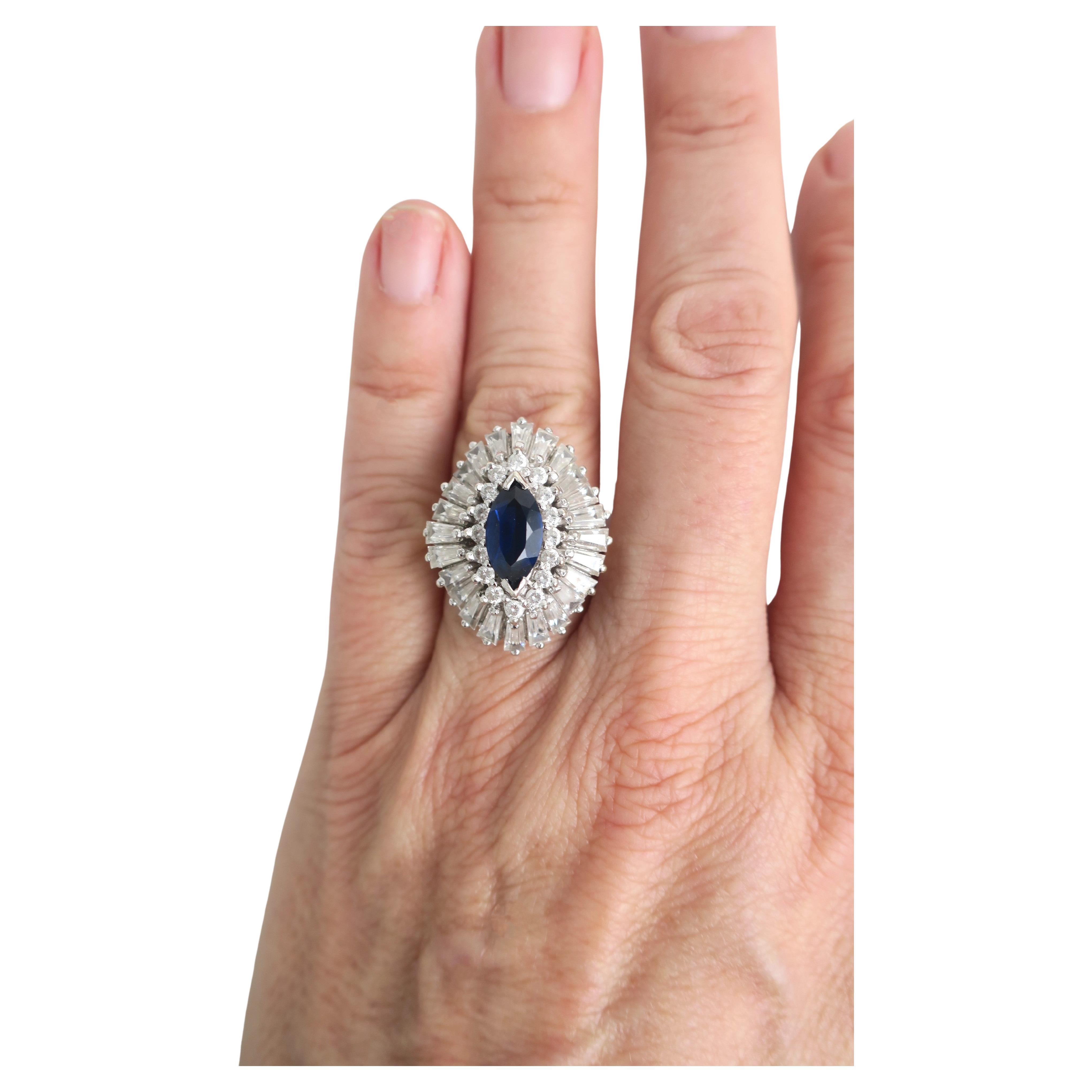 Anello Cocktail Vintage By 1960 con diamanti finti e zaffiro in oro vermeil in vendita