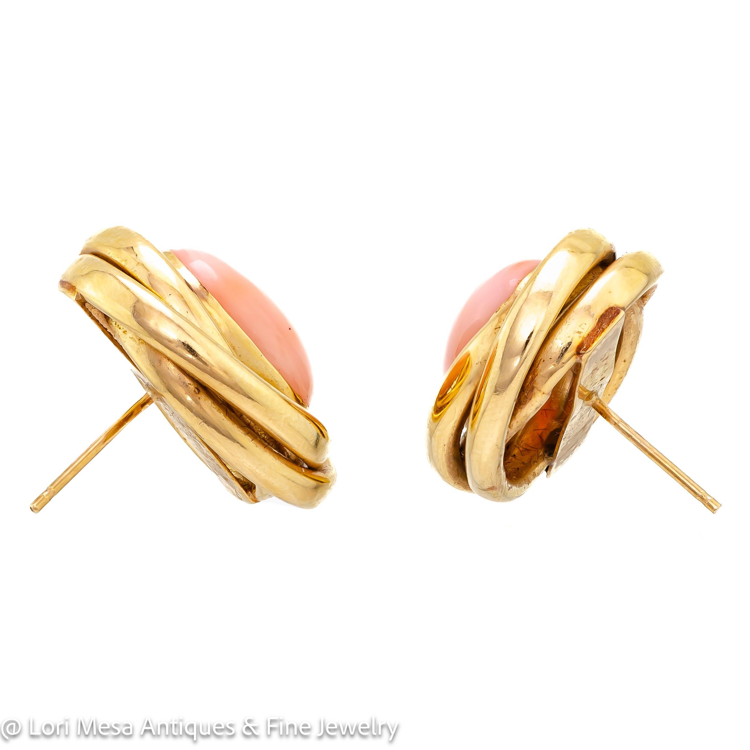 Ravissantes boucles d'oreilles vintage des années 1960 en corail et or jaune 14kt, serties au centre de cabochons ovales en corail rosé dans une monture de boucle d'oreille tressée en or jaune 14kt.  