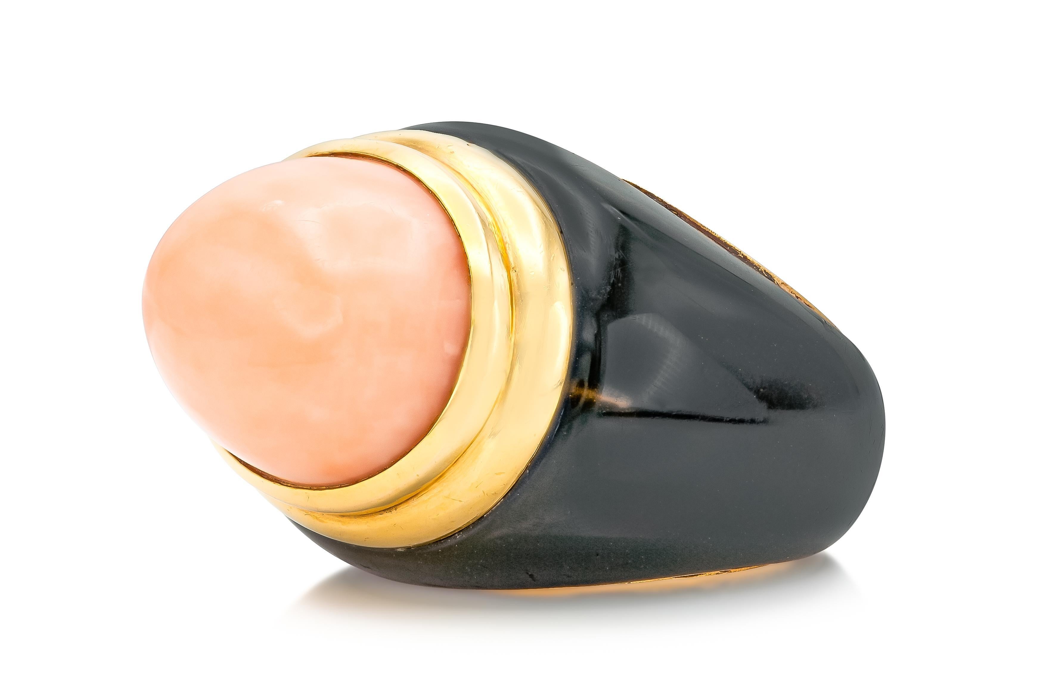 Fein gearbeitet in 18k Gelbgold mit einer Koralle und schwarzem Onyx.
Circa 1960er Jahre
Größe 4 1/2