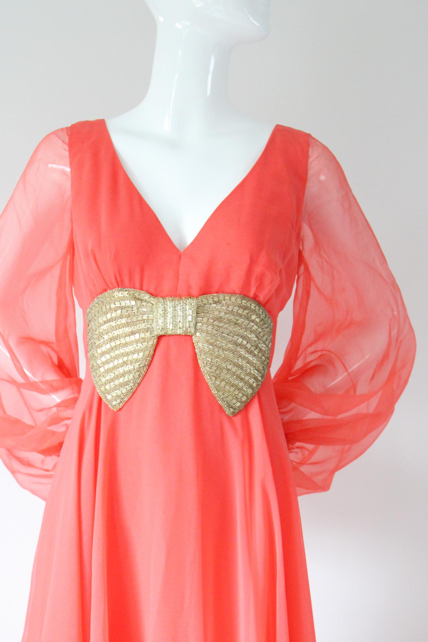 Vintage 1960's Coral Chiffon Kleid Maxikleid Ballonarm Perlenschleife UK 10 US 6 (Pink) im Angebot