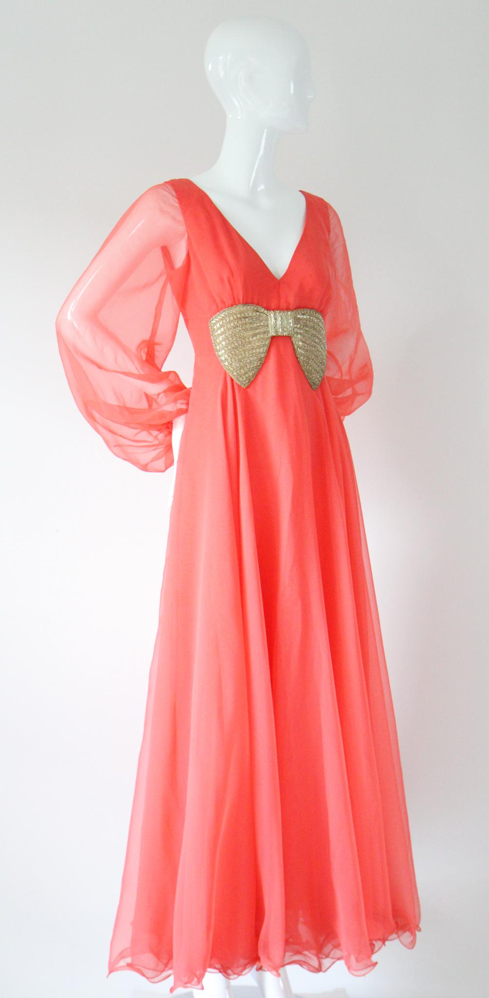 Vintage 1960's Coral Chiffon Kleid Maxikleid Ballonarm Perlenschleife UK 10 US 6 im Zustand „Gut“ im Angebot in Cheltenham, GB