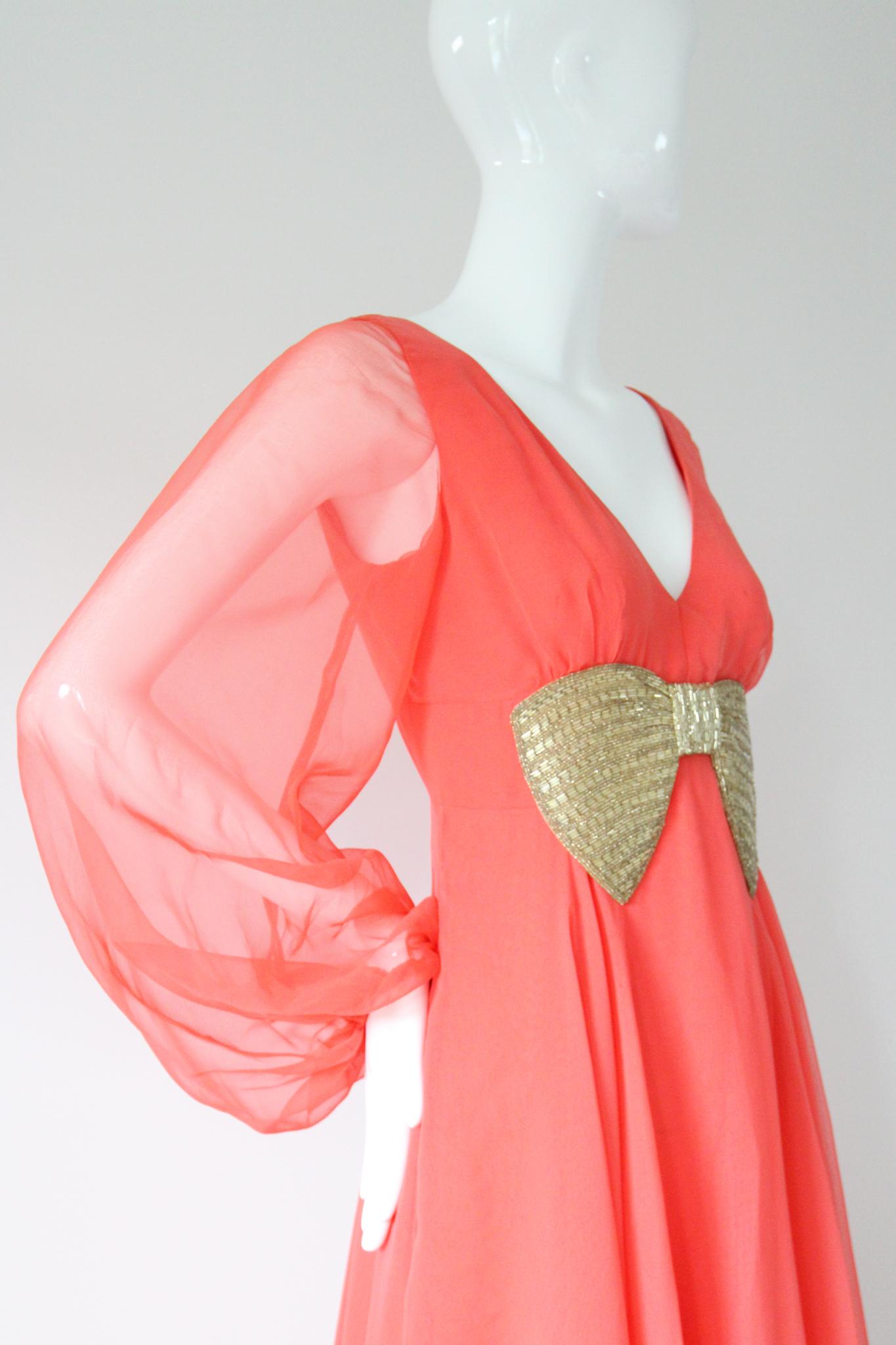 Vintage 1960's Coral Chiffon Kleid Maxikleid Ballonarm Perlenschleife UK 10 US 6 für Damen oder Herren im Angebot