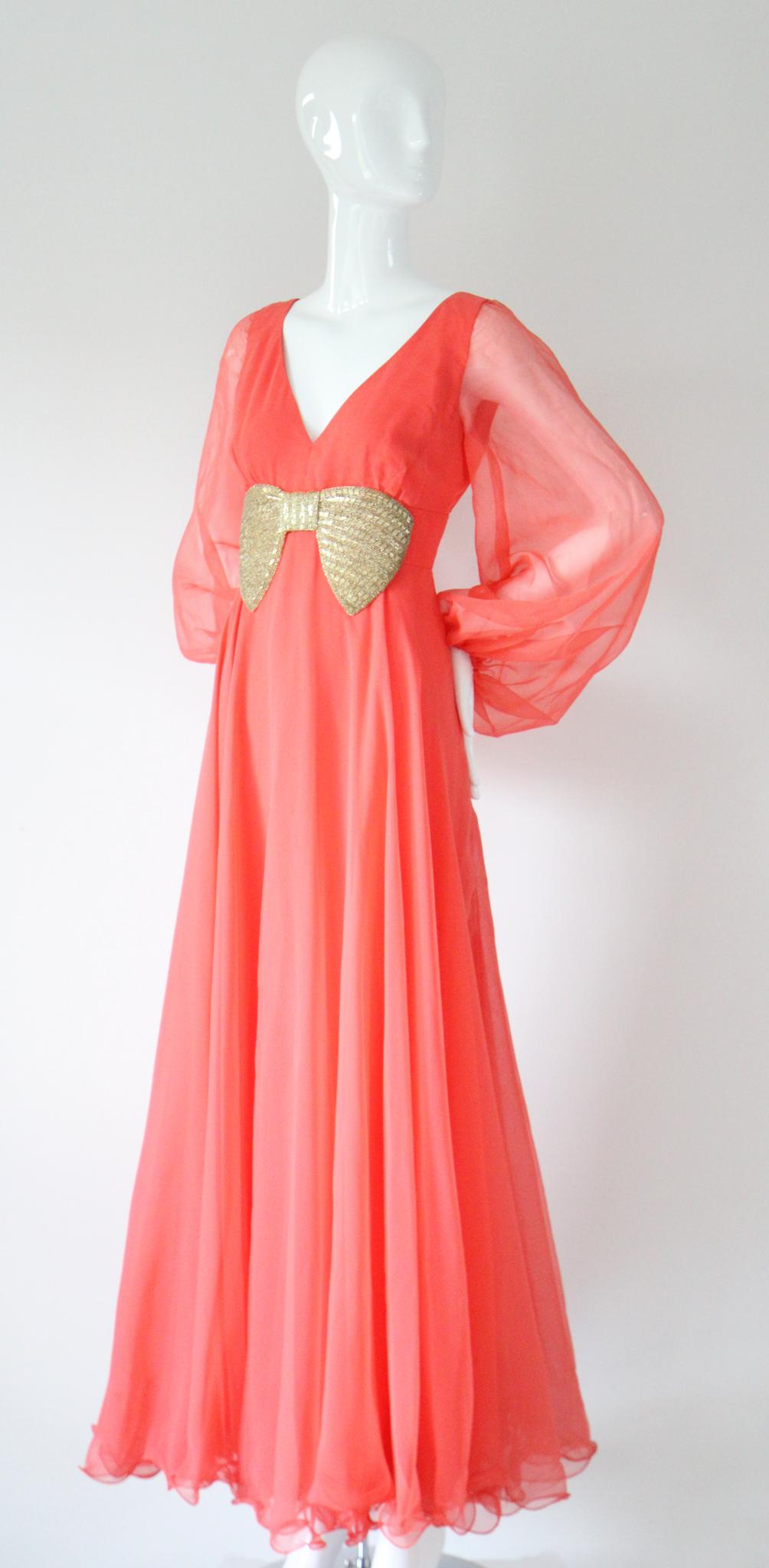 Vintage 1960's Coral Chiffon Kleid Maxikleid Ballonarm Perlenschleife UK 10 US 6 im Angebot 1