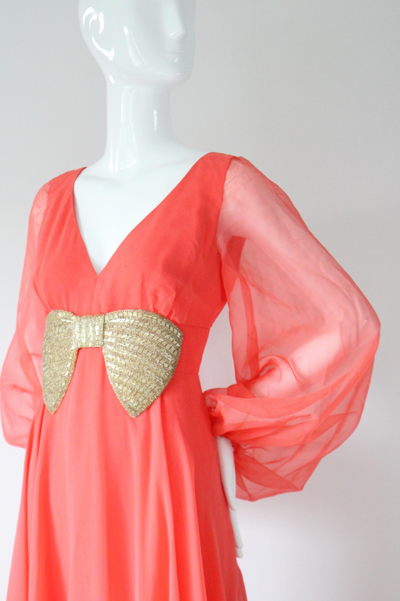 Vintage 1960's Coral Chiffon Kleid Maxikleid Ballonarm Perlenschleife UK 10 US 6 im Angebot 2